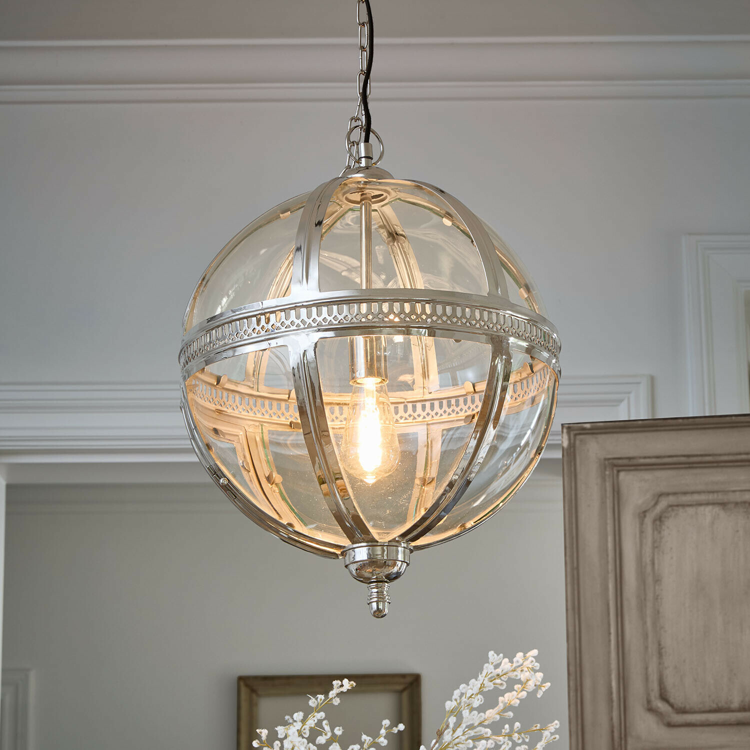 Glazen bol hanglamp met zilverkleurig metalen frame en zichtbare gloeilamp, binnenverlichting