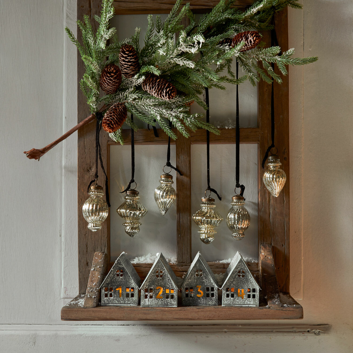 Kerstbal set van 6 Everelles Metalen huisjes met nummers 1-4 en verlichting, hangende glazen ornamenten en dennen tak decoratie