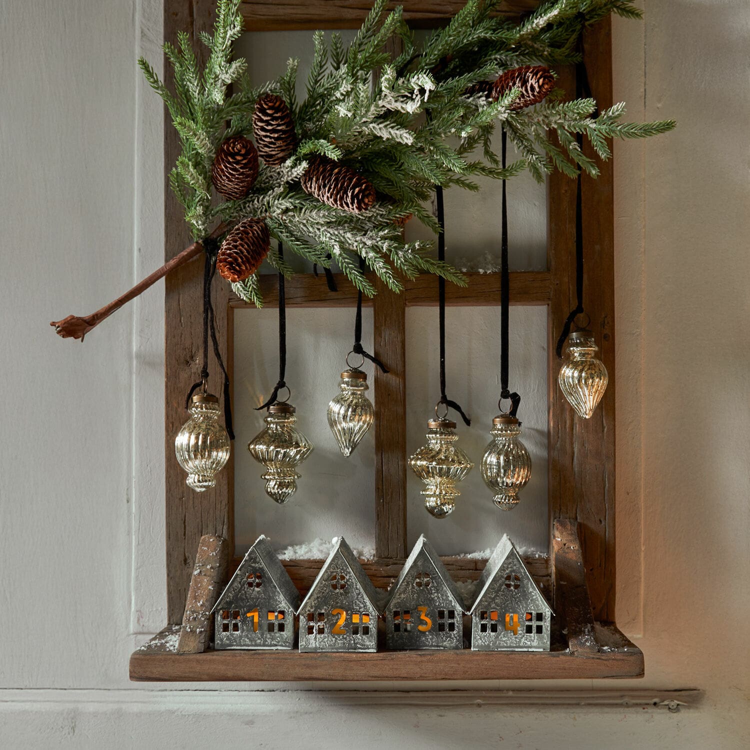 Kerstbal set van 6 Everelles Metalen huisjes met nummers 1-4 en verlichting, hangende glazen ornamenten en dennen tak decoratie