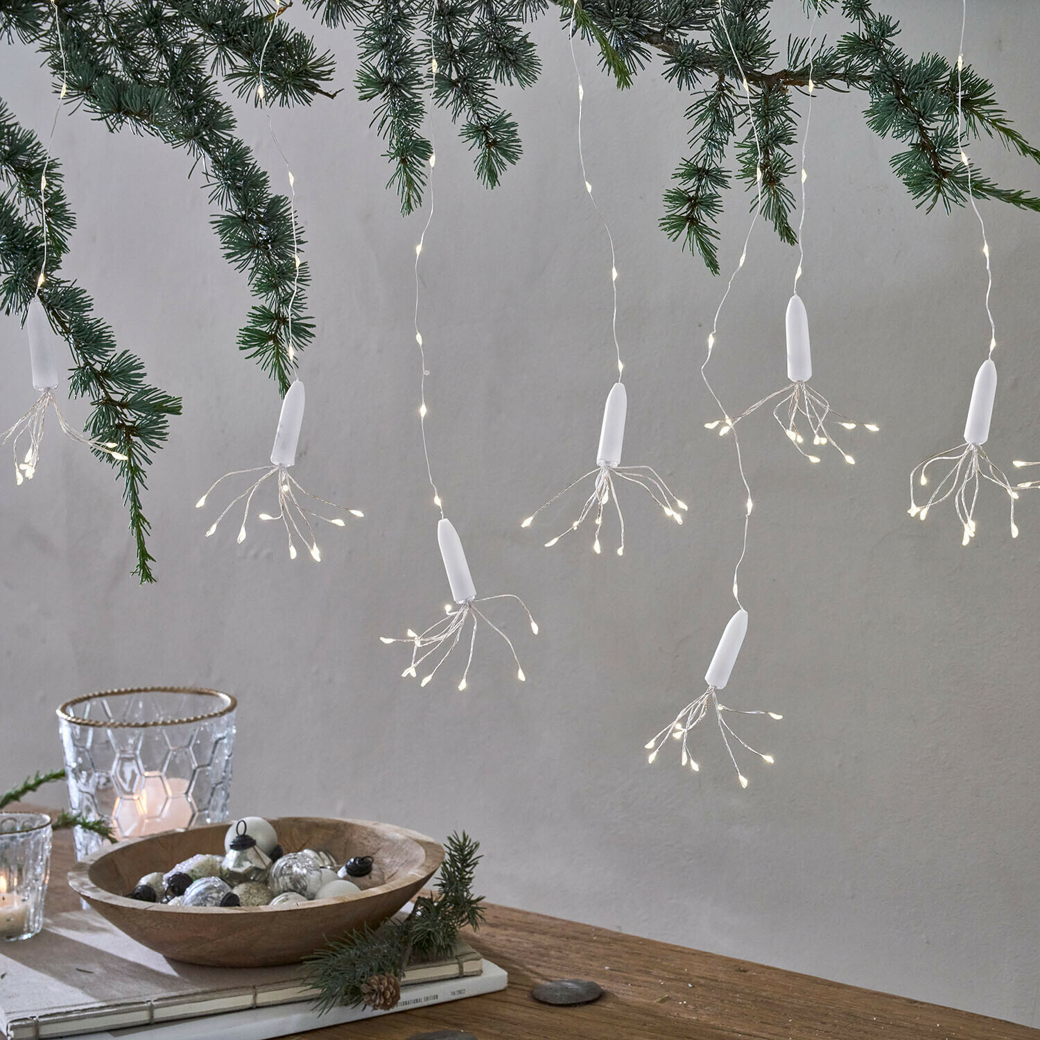 Lichtgordijn Bellarian Witte LED-lichtsnoer hangend aan dennentakken, kersttafeldecoratie met houten schaal en kaarsen