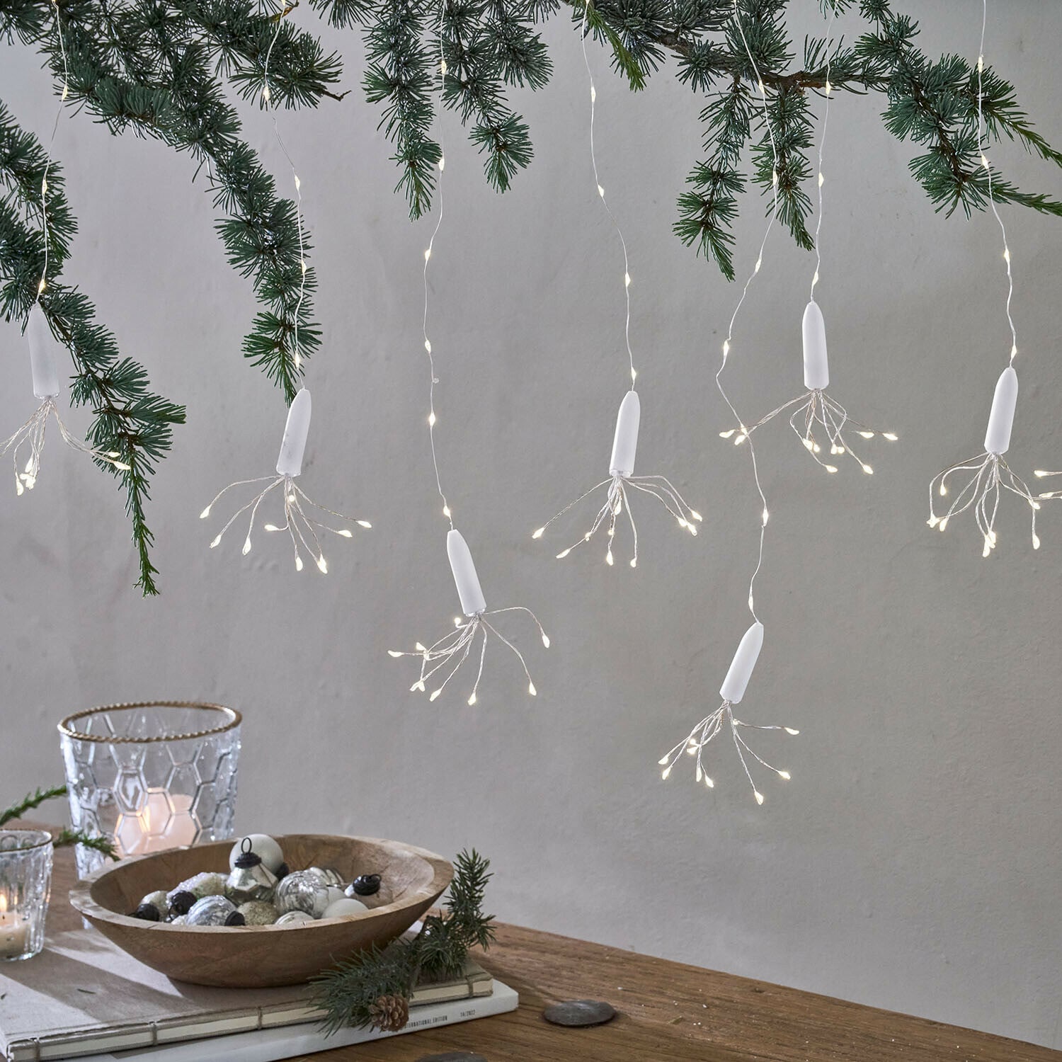 Lichtgordijn Bellarian Witte LED-lichtsnoer hangend aan dennentakken, kersttafeldecoratie met houten schaal en kaarsen