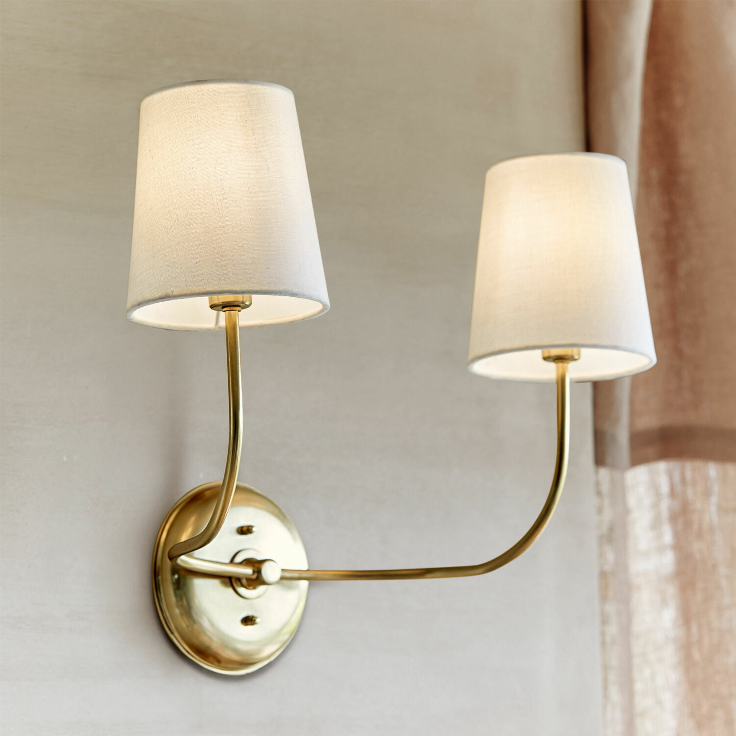 Wandlamp Plainfield Dubbele wandlamp van messing met crèmekleurige stoffen lampenkappen voor sfeervolle binnenverlichting