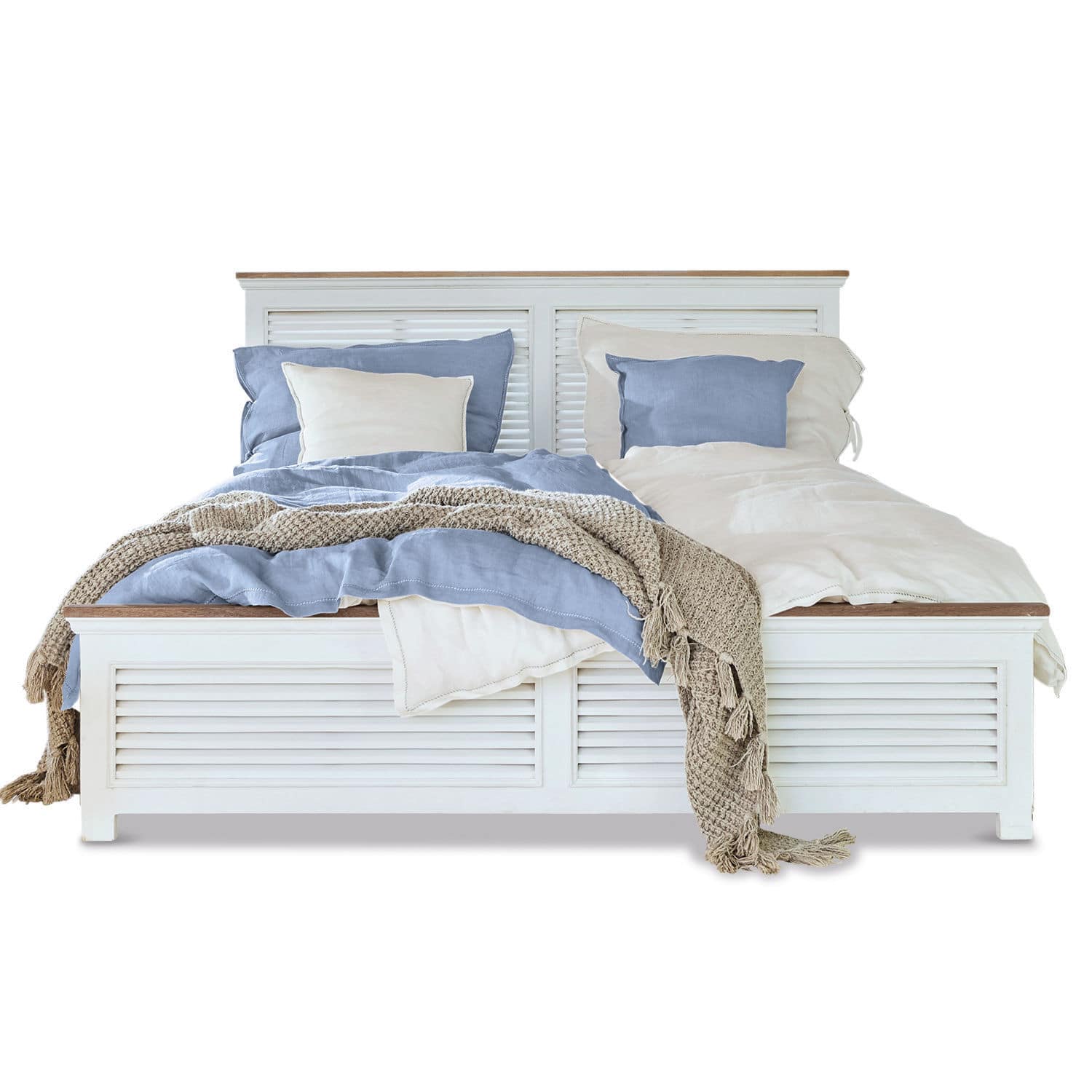 Bed Antje Wit houten bed met blauw en crème beddengoed en beige gebreid deken, Scandinavische stijl