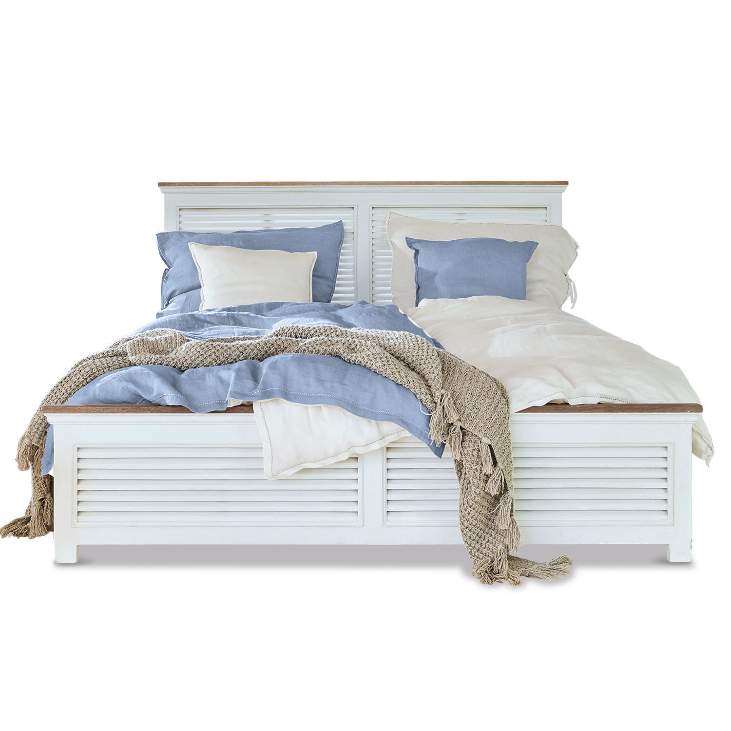 Bed Antje Wit houten bed met blauw en crème beddengoed en beige gebreid deken, Scandinavische stijl