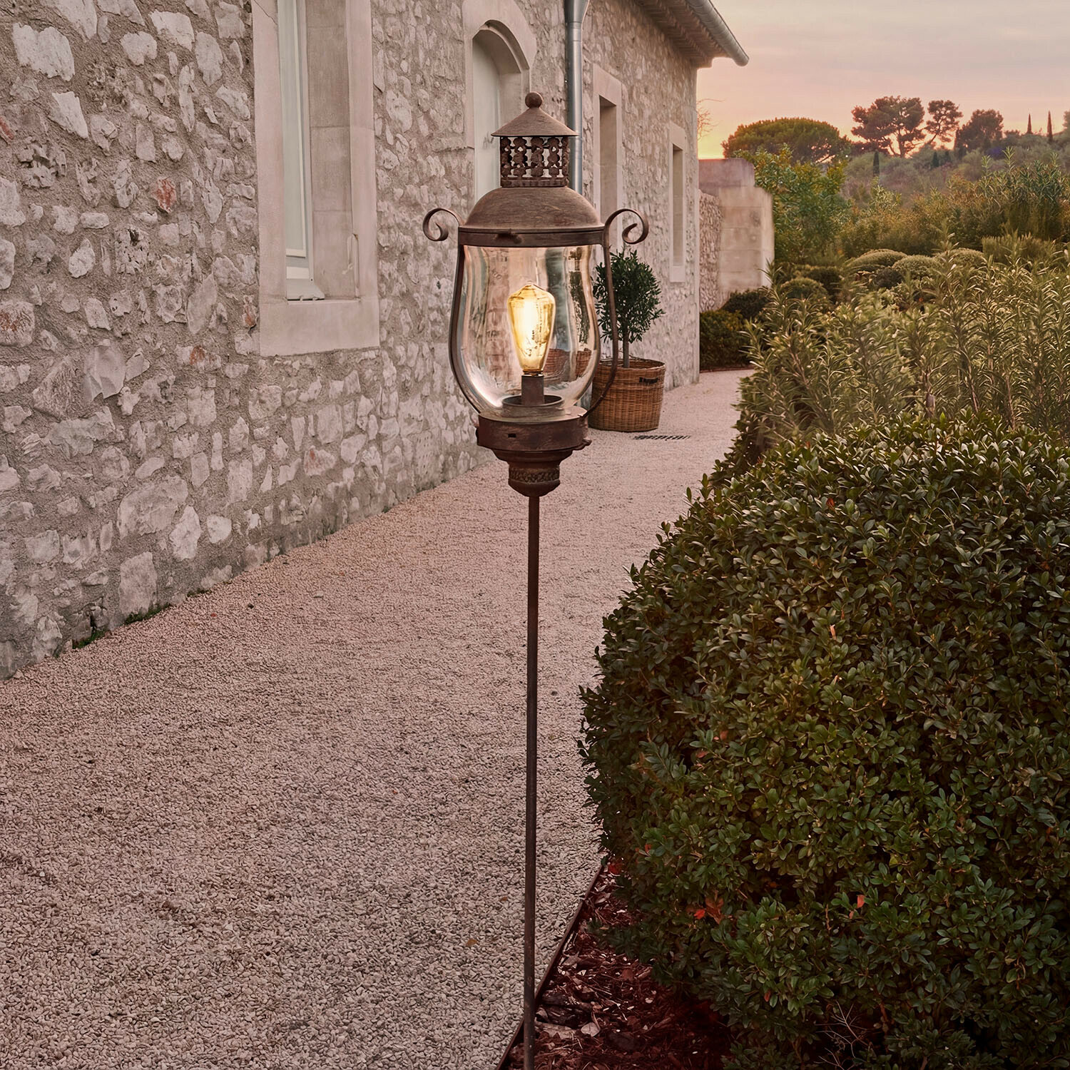 Vintage metalen tuinlamp met doorzichtige kap en Edison-lamp voor buitengebruik