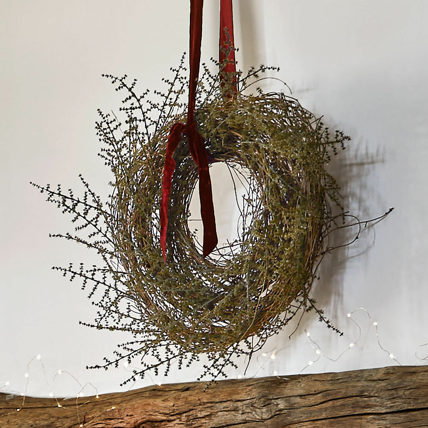 Natuurlijke krans van takken met rood fluwelen lint voor wand- en interieurdecoratie