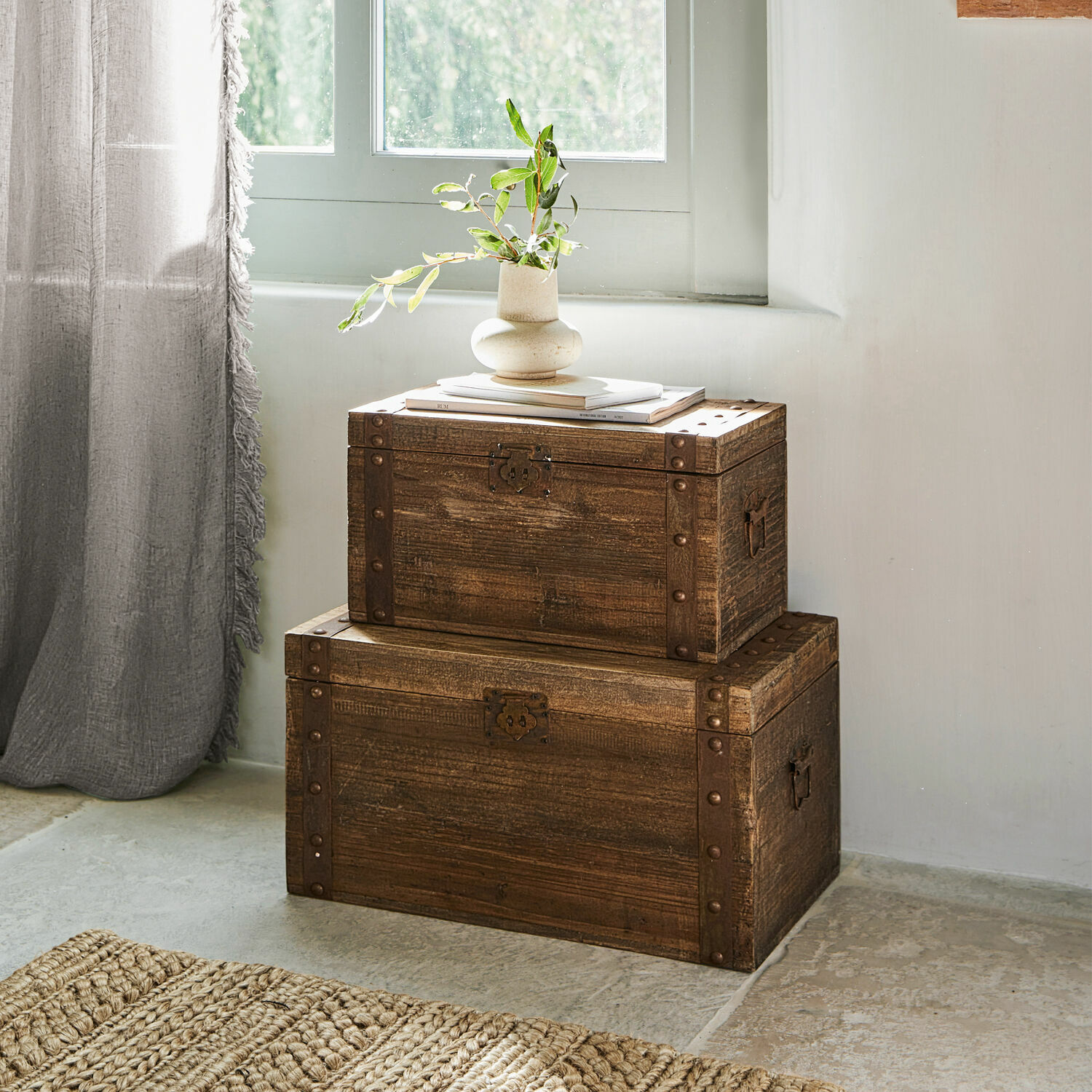 Bruine houten kisten met metalen beslag in rustieke stijl, geschikt voor opslag en decoratie