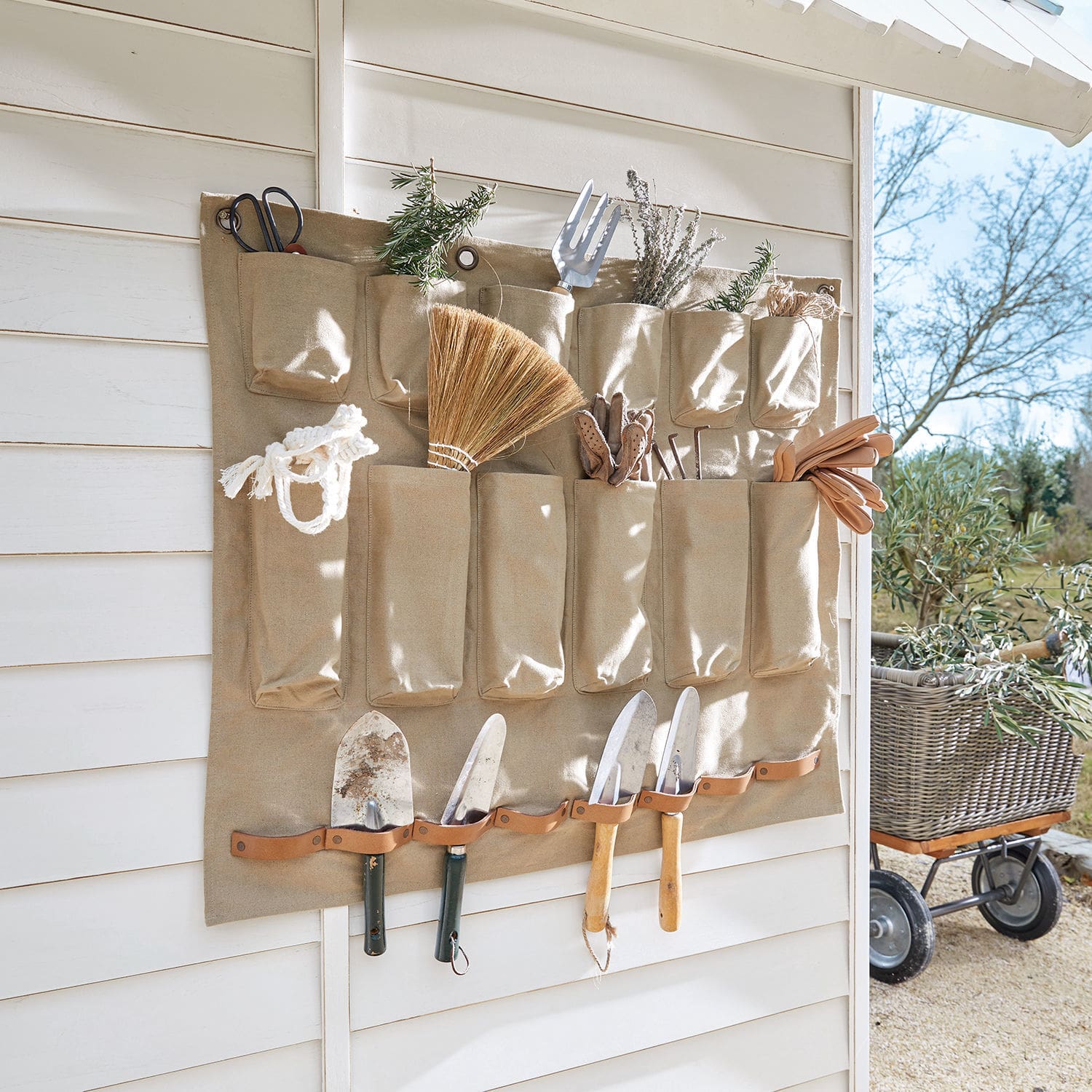 Organizer Garda Beige stoffen organizer met zakken en leren houders voor tuingereedschap en scheppen