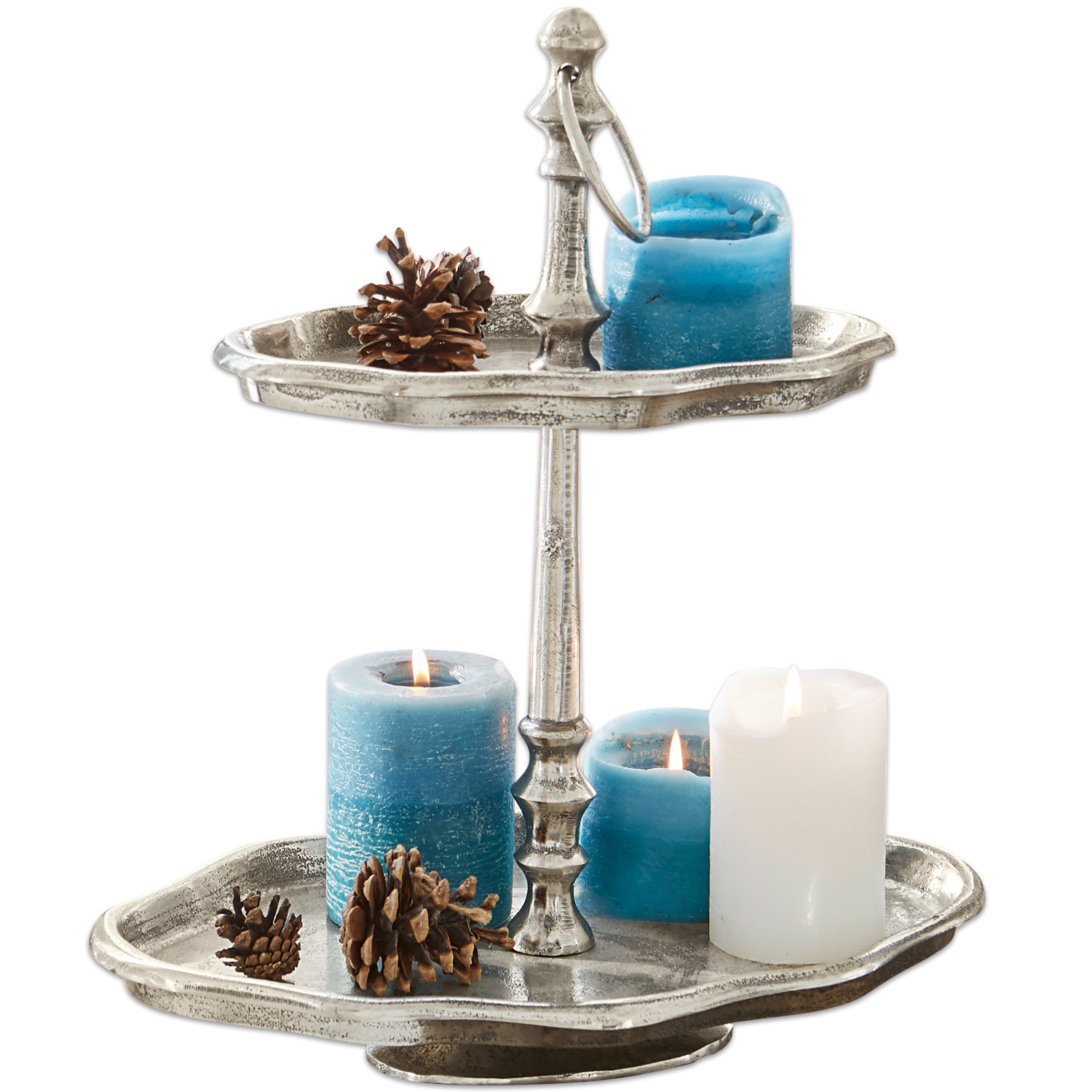 Etagère Barberie Tweeledig metalen etagère met blauwe en witte kaarsen en decoratieve dennenappels