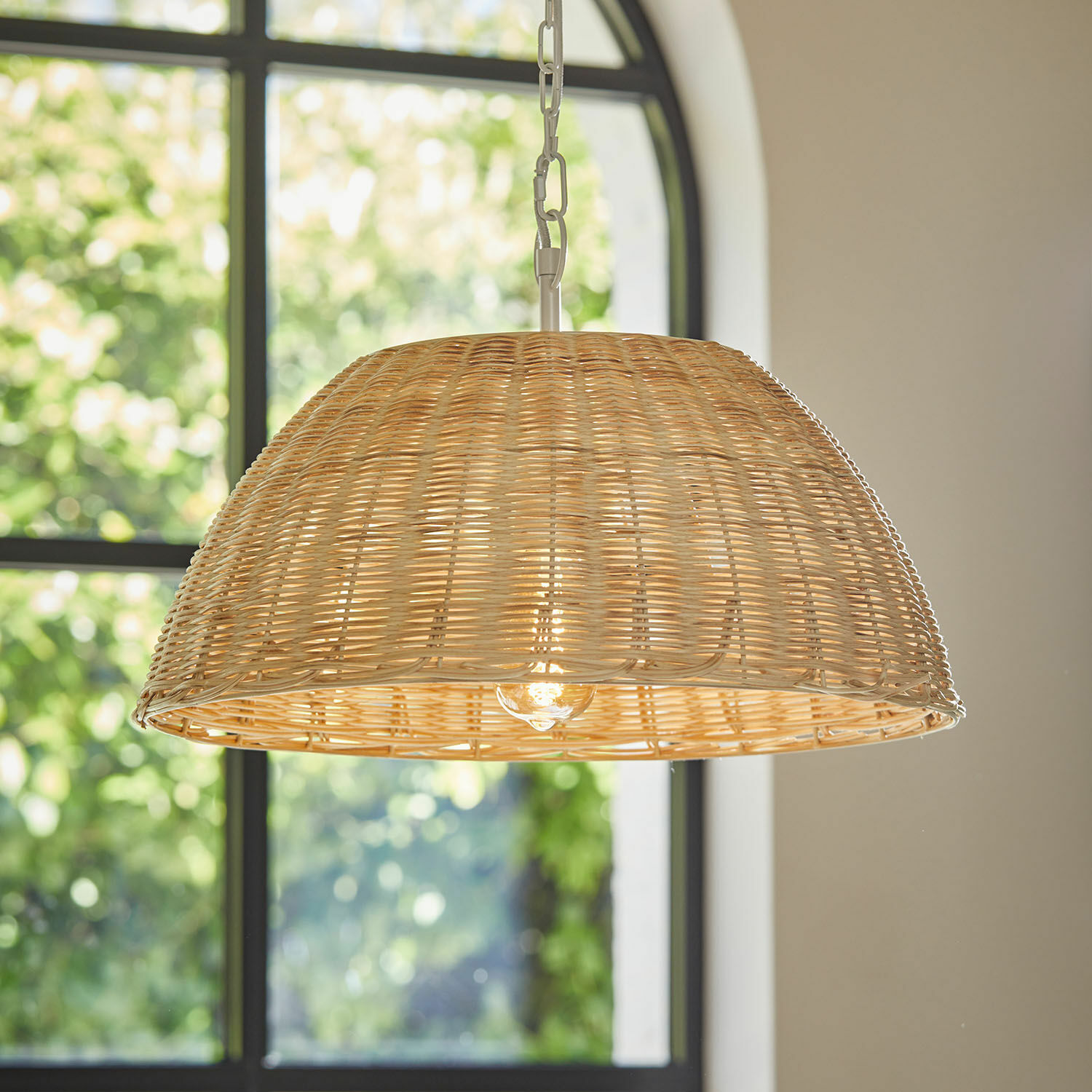 Hanglamp van natuurlijk riet in lichte kleur, geschikt voor boho en ecologisch interieurdesign