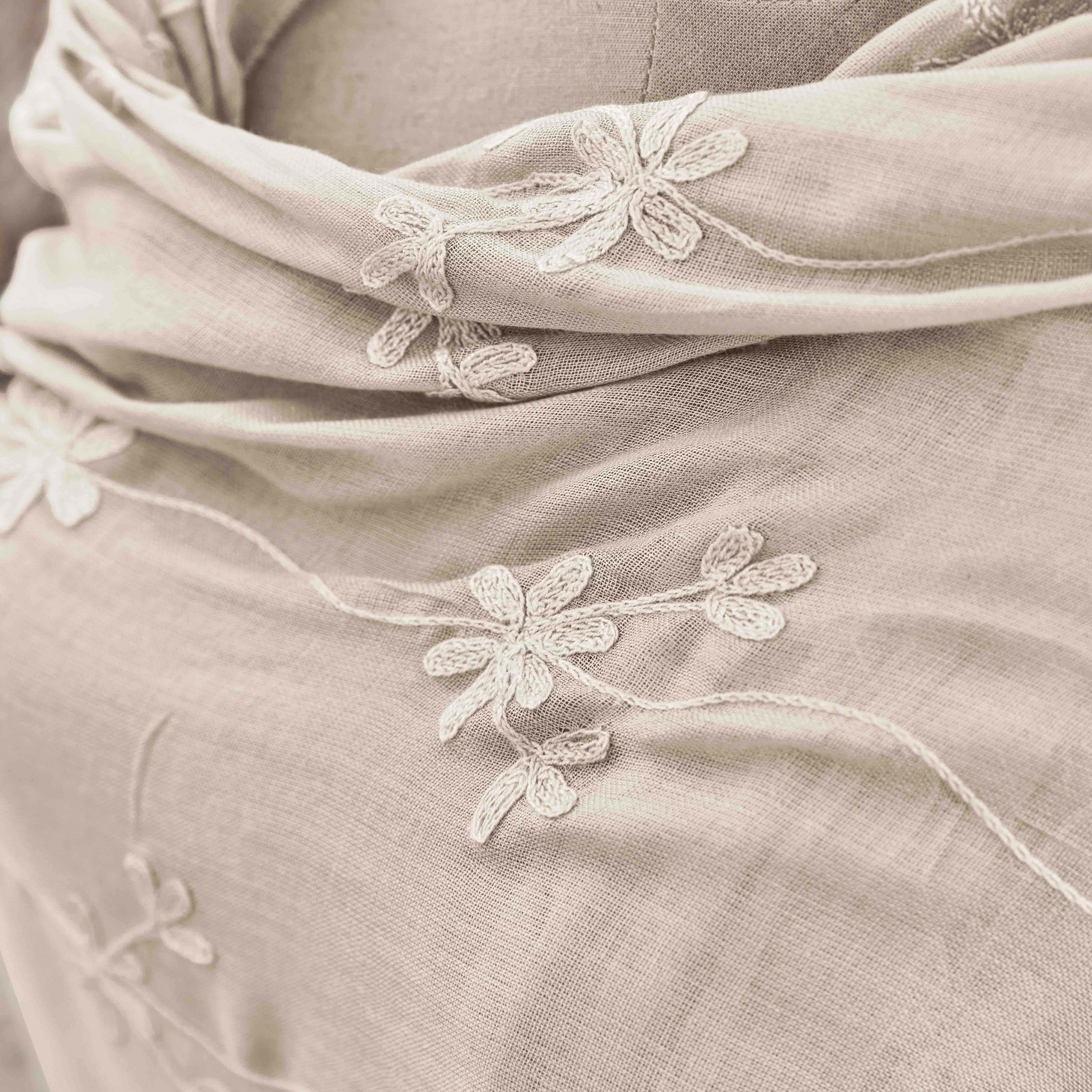 Beige linnen stof met fijne bloemrijke borduurwerk, decoratieve textiel voor interieur