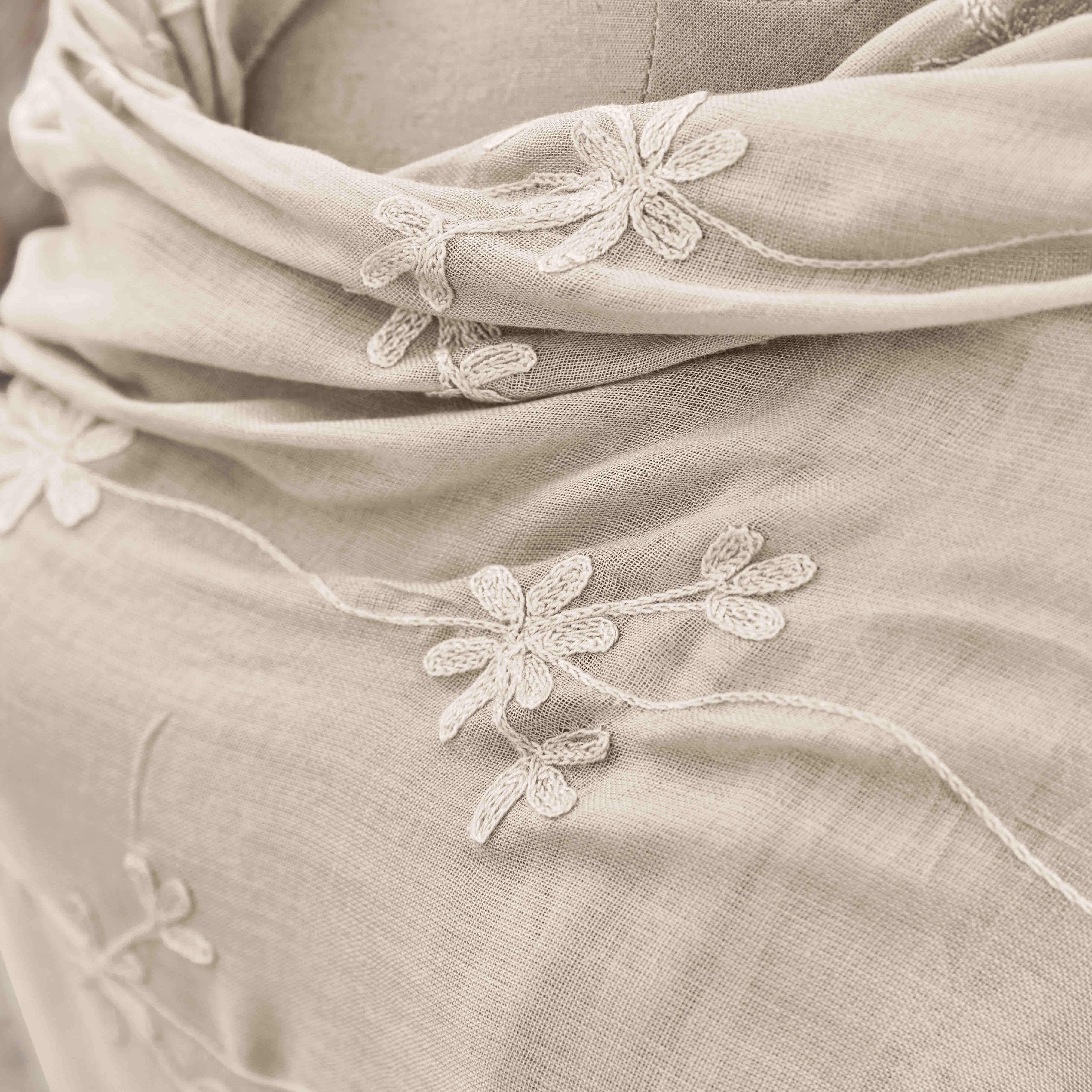 Beige linnen stof met fijne bloemrijke borduurwerk, decoratieve textiel voor interieur