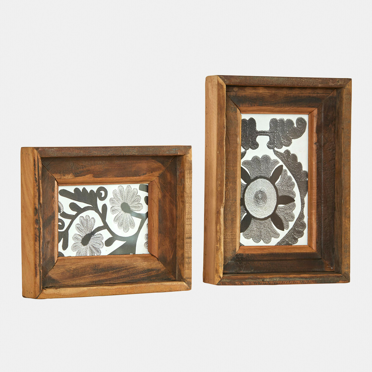 Twee rustieke houten fotolijsten met donker bloemenpatroon op witte achtergrond