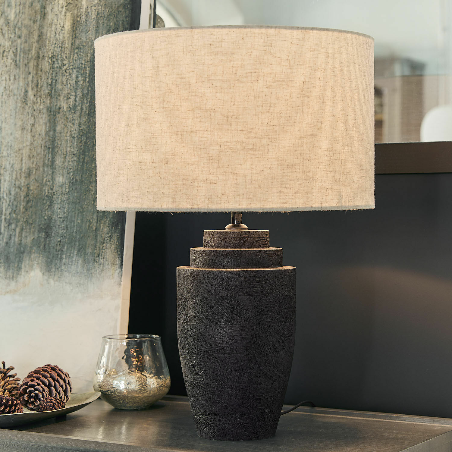 Tafellamp van zwart hout met beige kap, binnenverlichting, woondecoratie