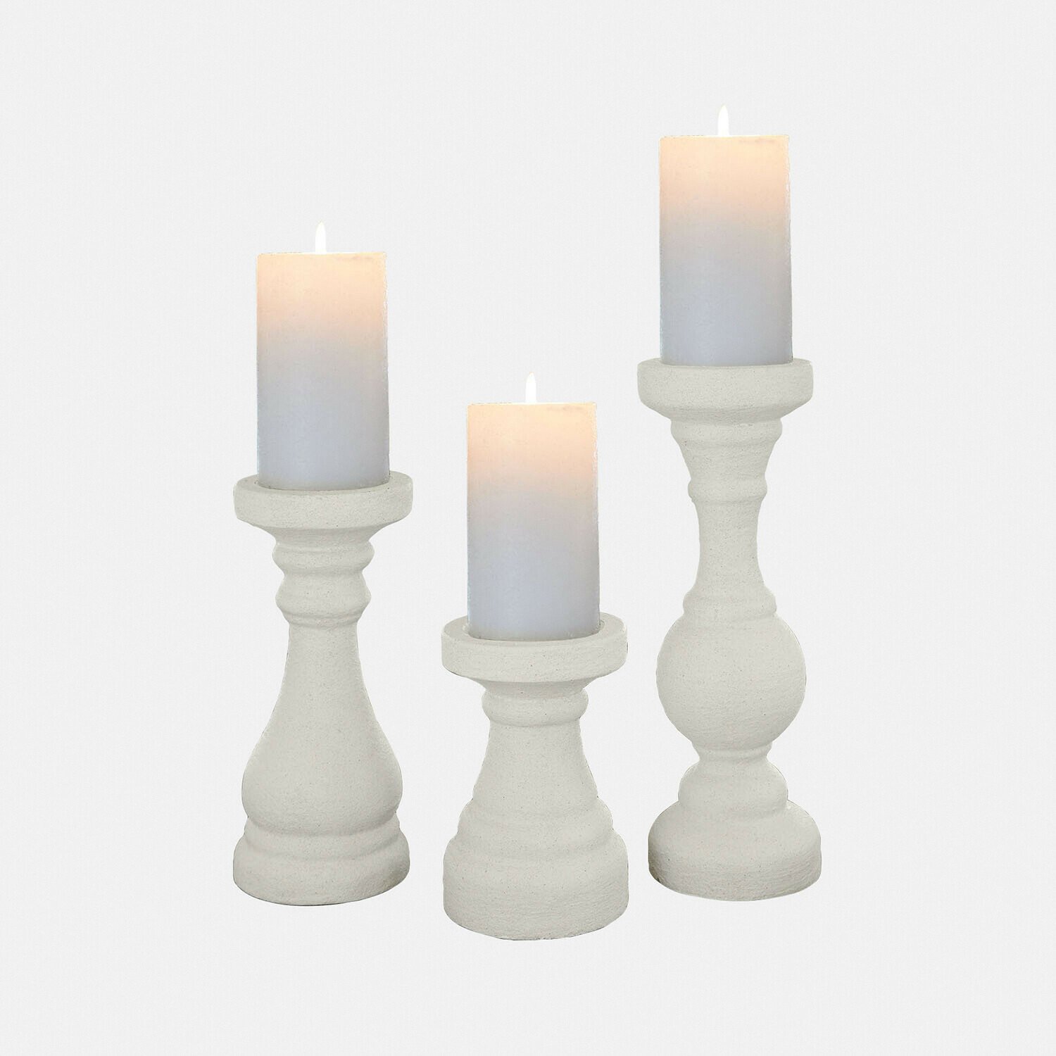 Set van drie witte kandelaren met lichtgrijze kaarsen, rustieke woondecoratie