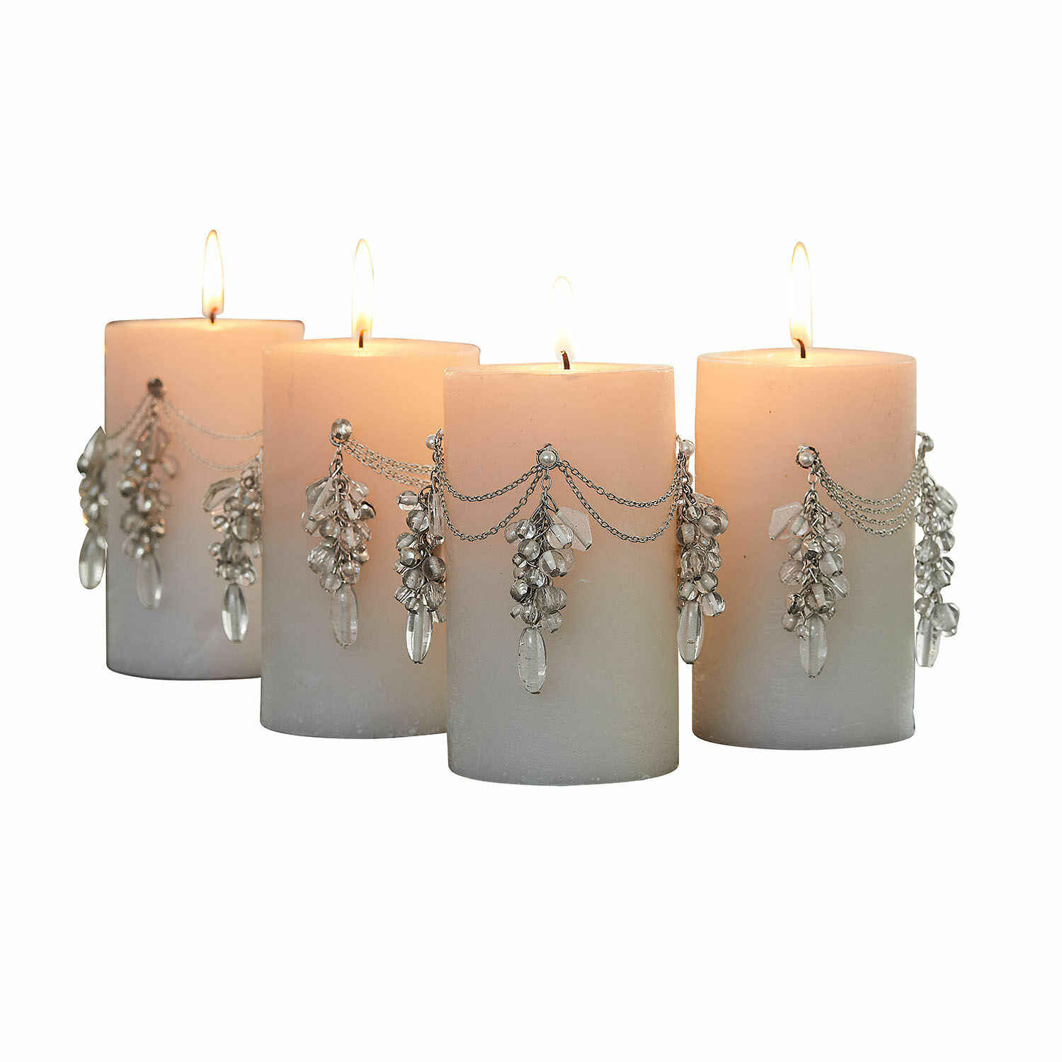 Sierpin set van 4 Gisolée Set van vier witte kaarsen versierd met zilveren kettingen en kristallen hangers