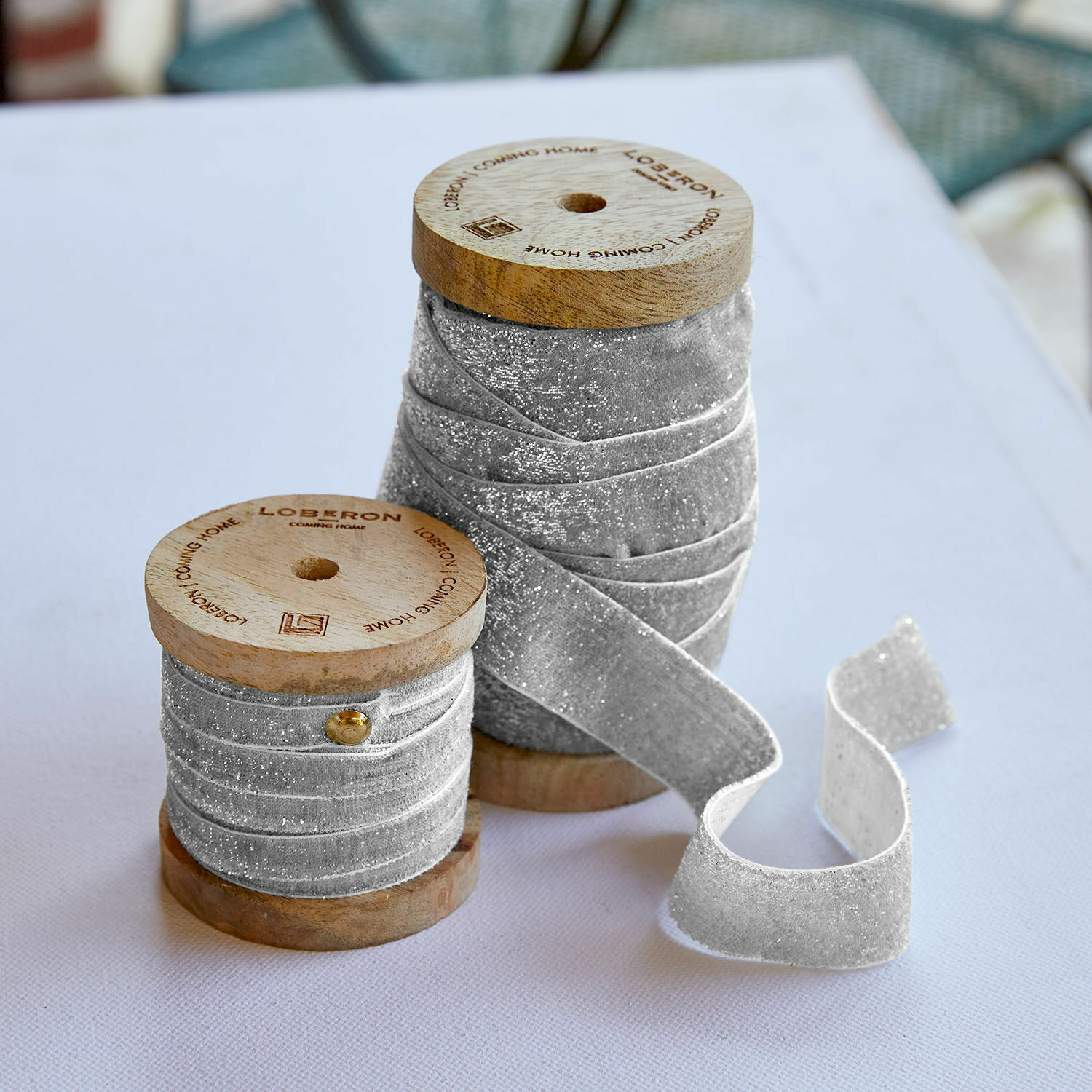 Fluwelen lint set van 2 Risorio Grijze fluwelen glinsterlinten op houten spoelen voor decoratie en knutselen