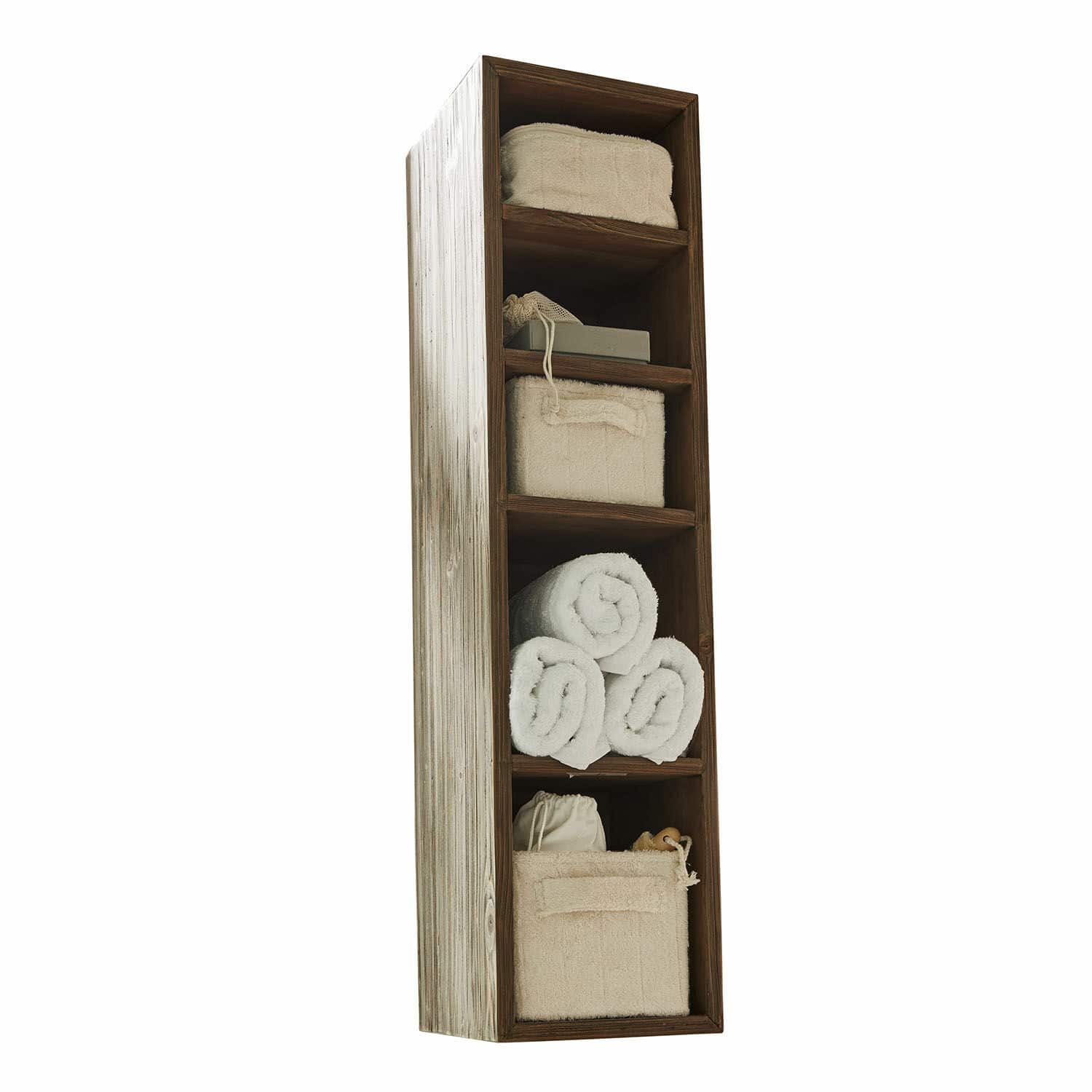 Wandrek Greenhaven Houten kast met vijf vakken, beige manden en witte handdoeken voor praktische opslag