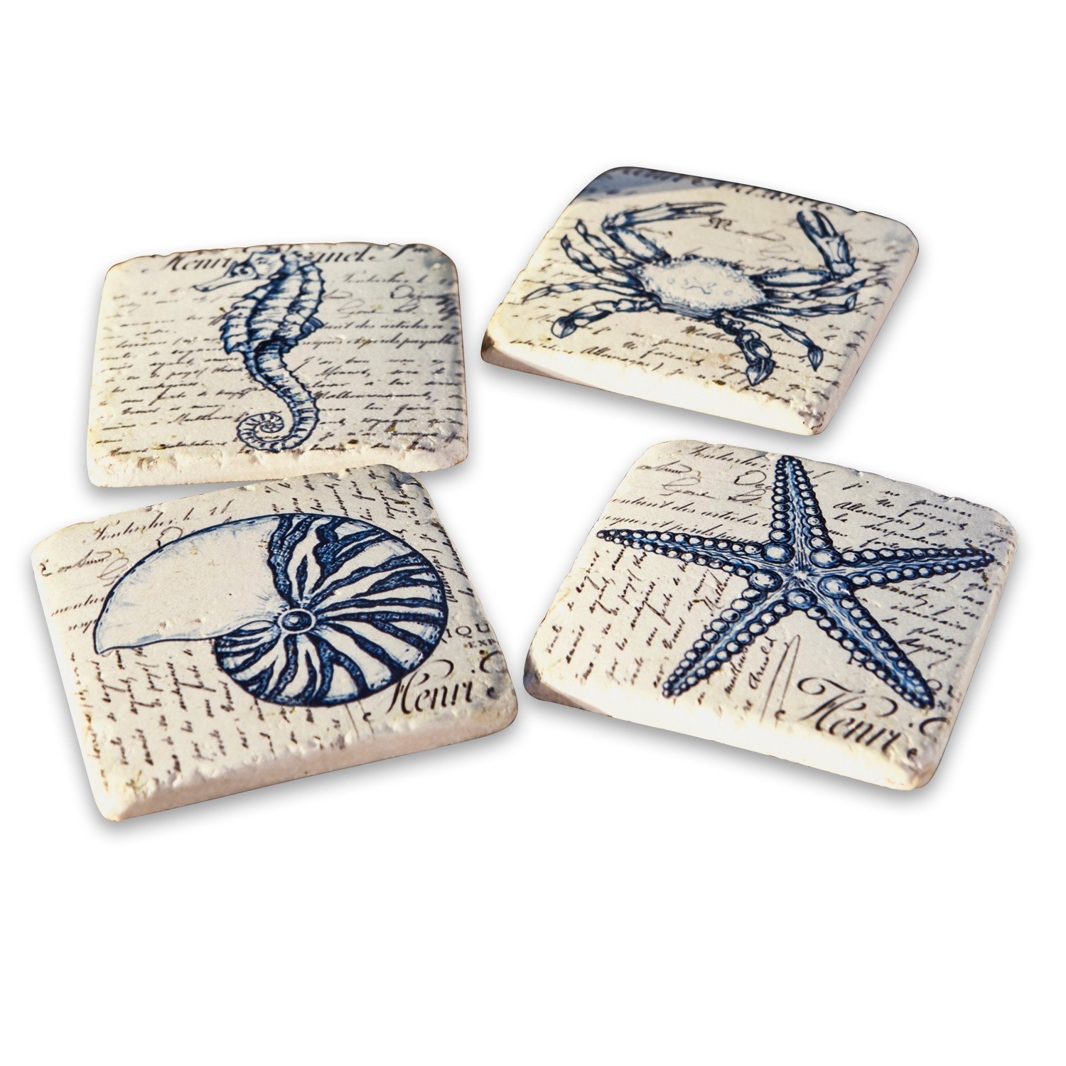 Onderzetter set van 4 Faune Marine Set van vier crèmekleurige keramische onderzetters met blauwe zeemotieven en tekstdecoratie