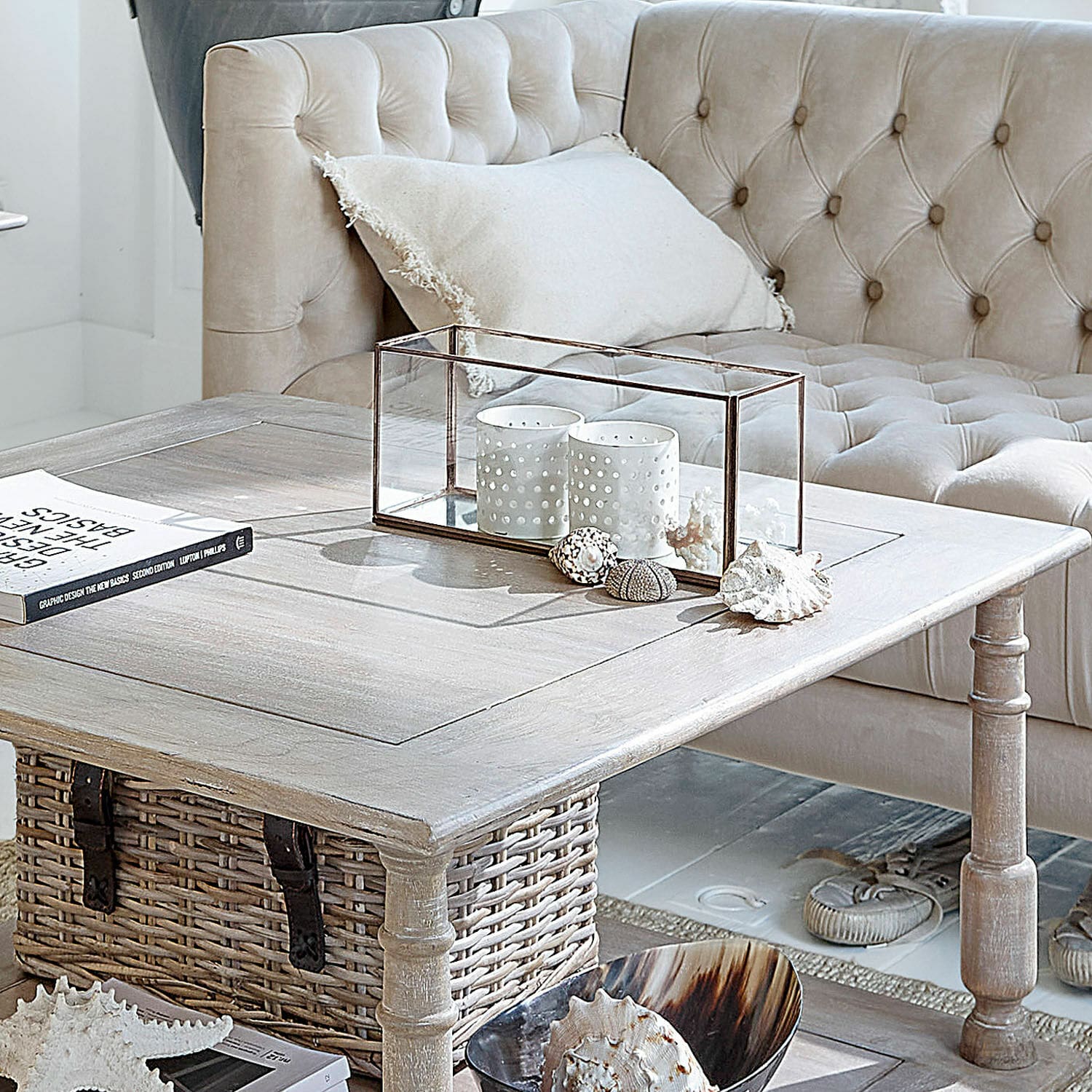 Windlicht Flavin Lichte houten salontafel met rieten mand en decoraties bij beige gestoffeerde bank