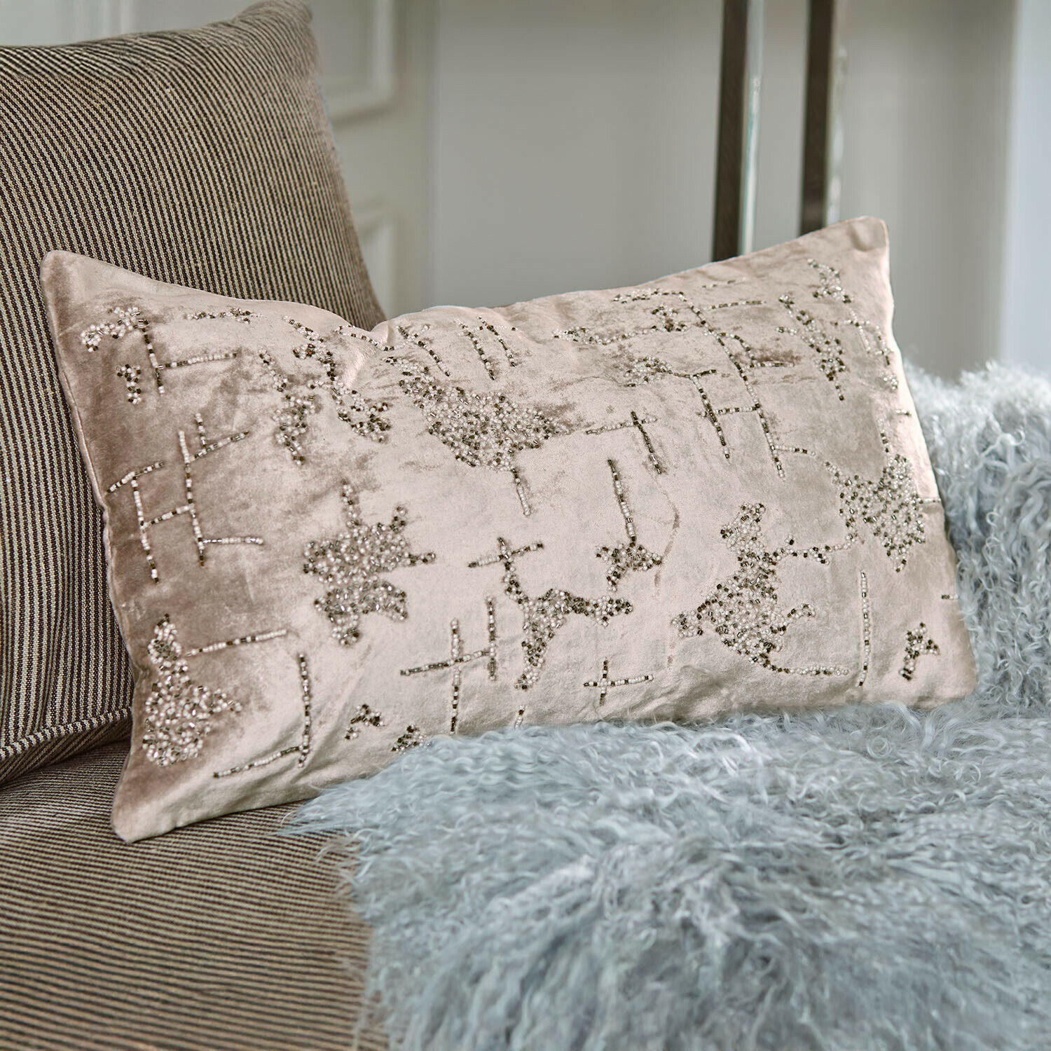 Kussenhoes Malencio Beige fluwelen sierkussen met glanzende kralen op bank met zachte deken