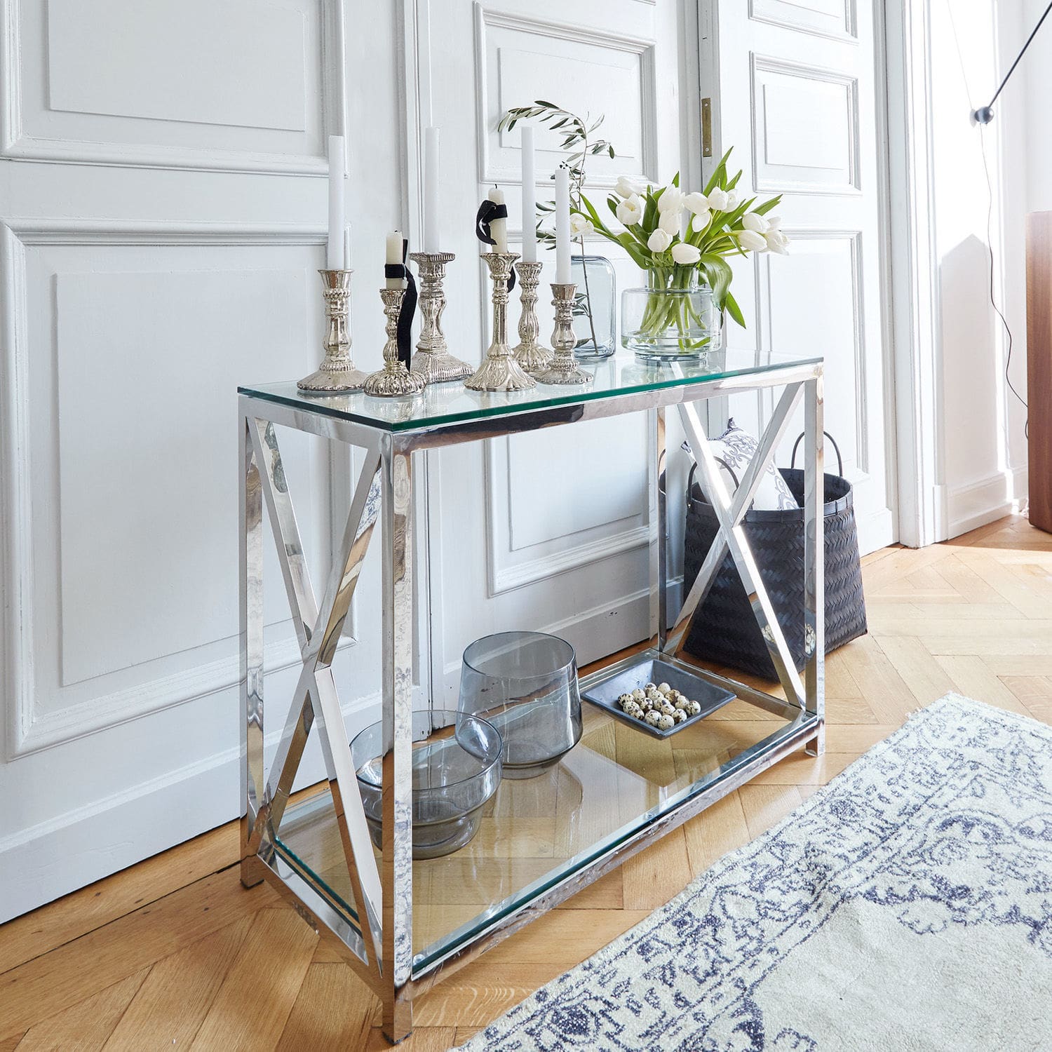Sidetable Dartford Moderne sidetable van glas en chroomstaal met decoratieve kandelaars en witte bloemen