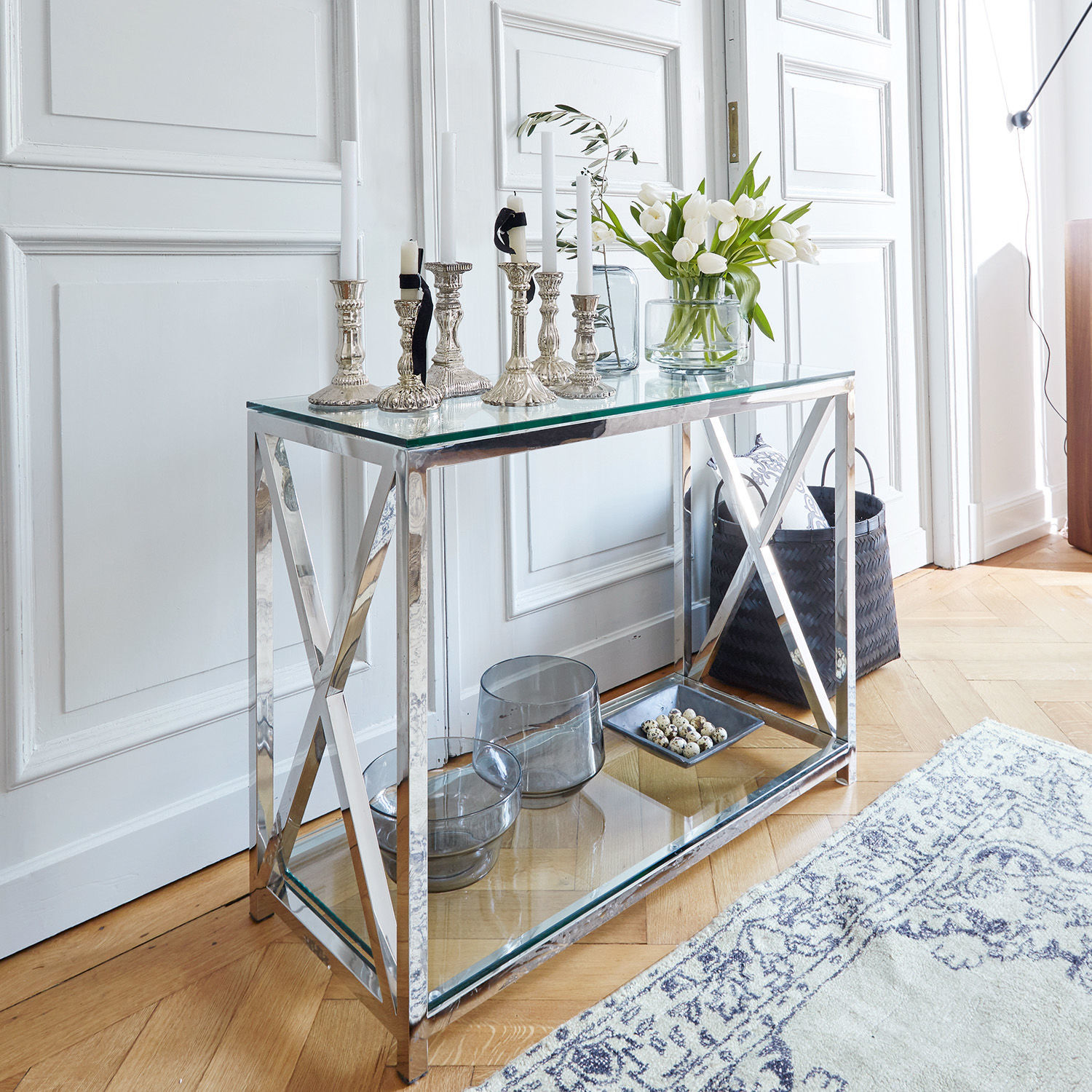 Sidetable Dartford Moderne sidetable van glas en chroomstaal met decoratieve kandelaars en witte bloemen