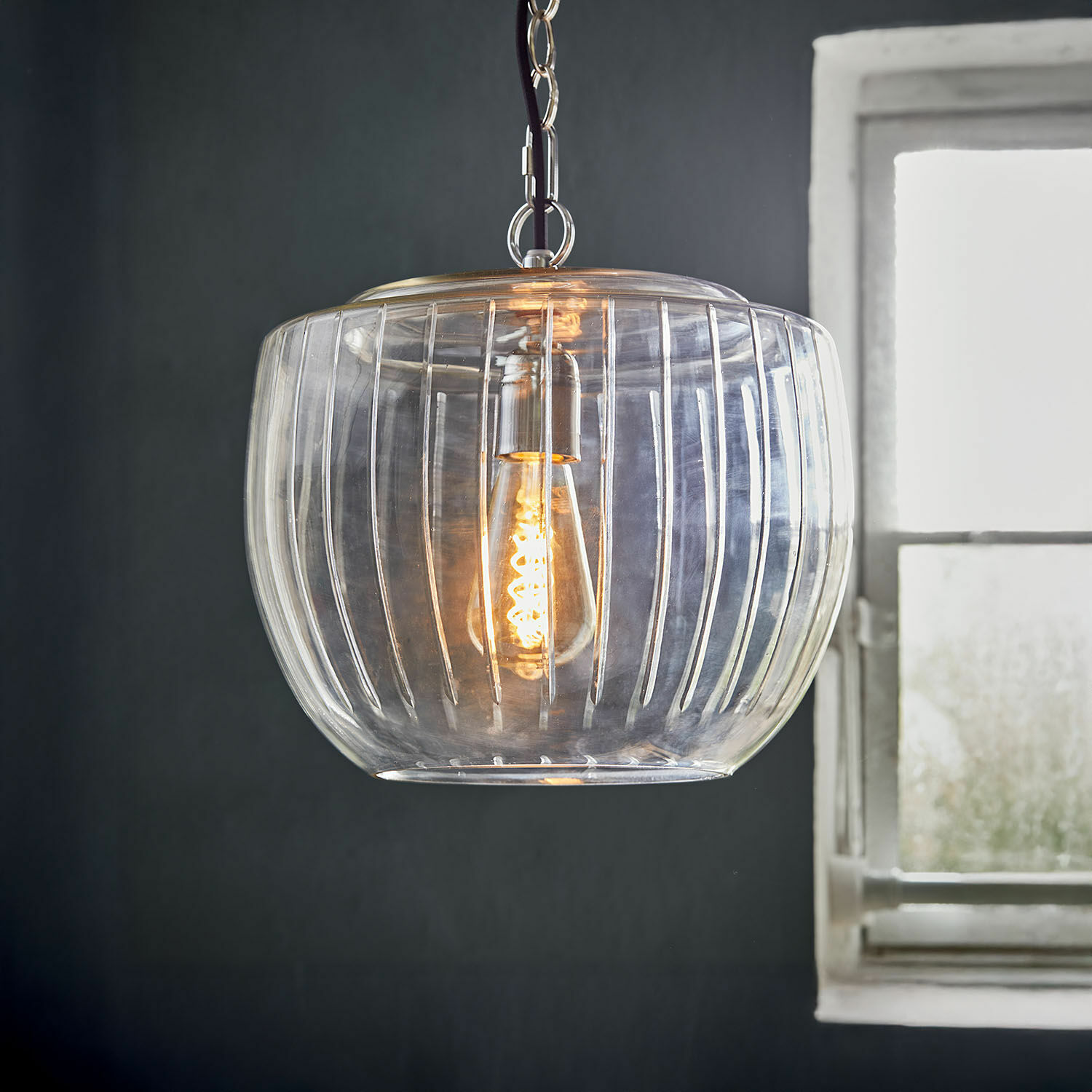 Transparante glazen hanglamp met decoratieve gloeilamp, moderne binnenverlichting