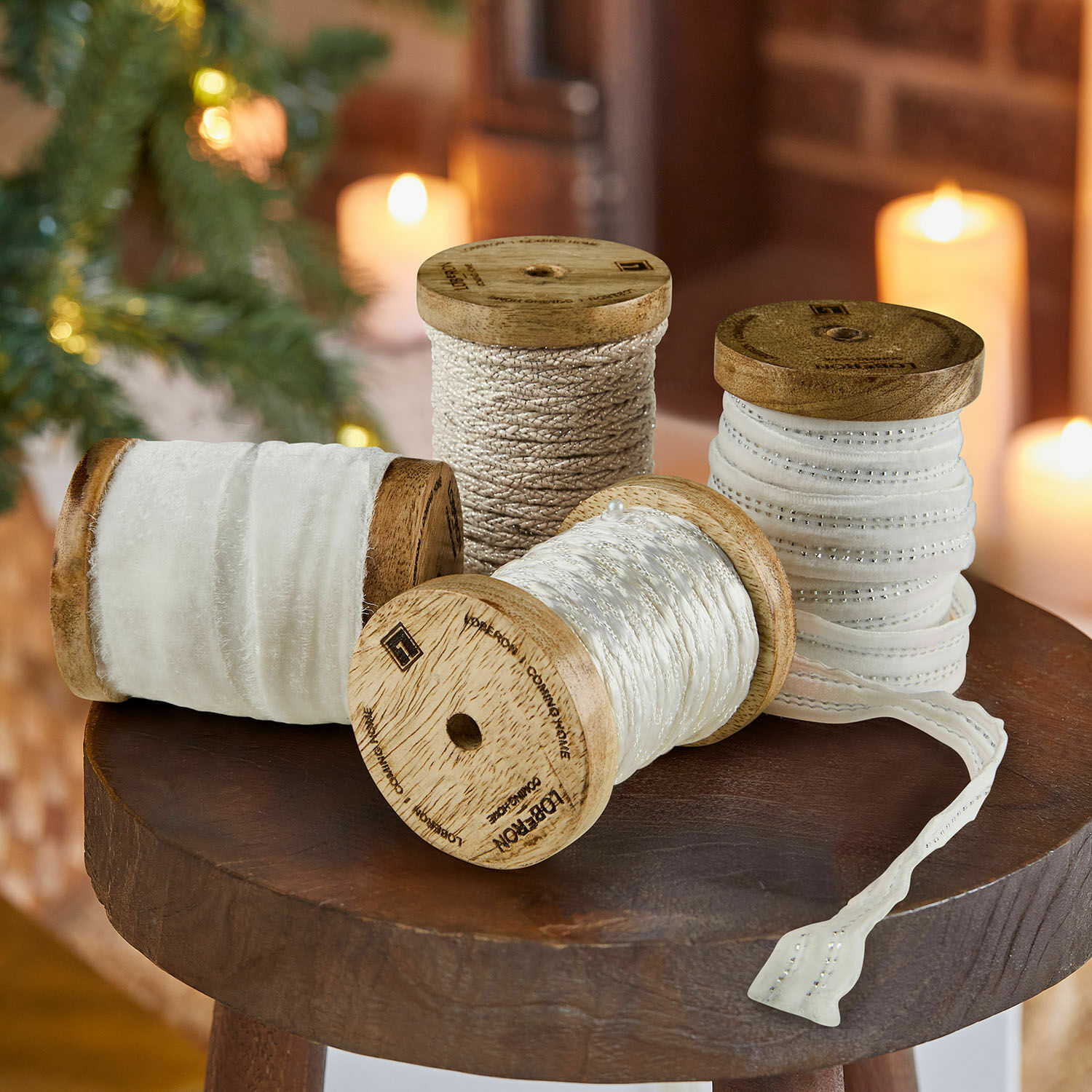 Lint set van 4 Arceno Set witte decoratieve linten op houten spoelen voor feestelijke versieringen
