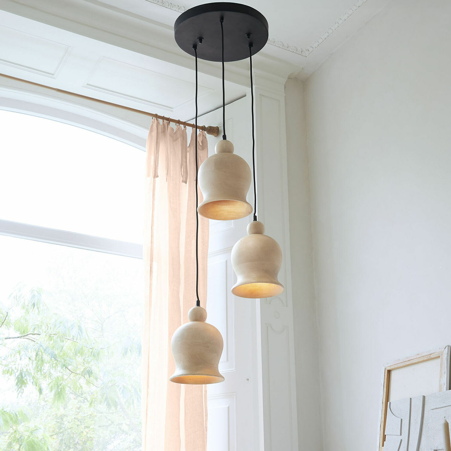 Hanglamp Ziravet Drie hanglampen van licht hout met organische vorm in lichte kamer met groot raam