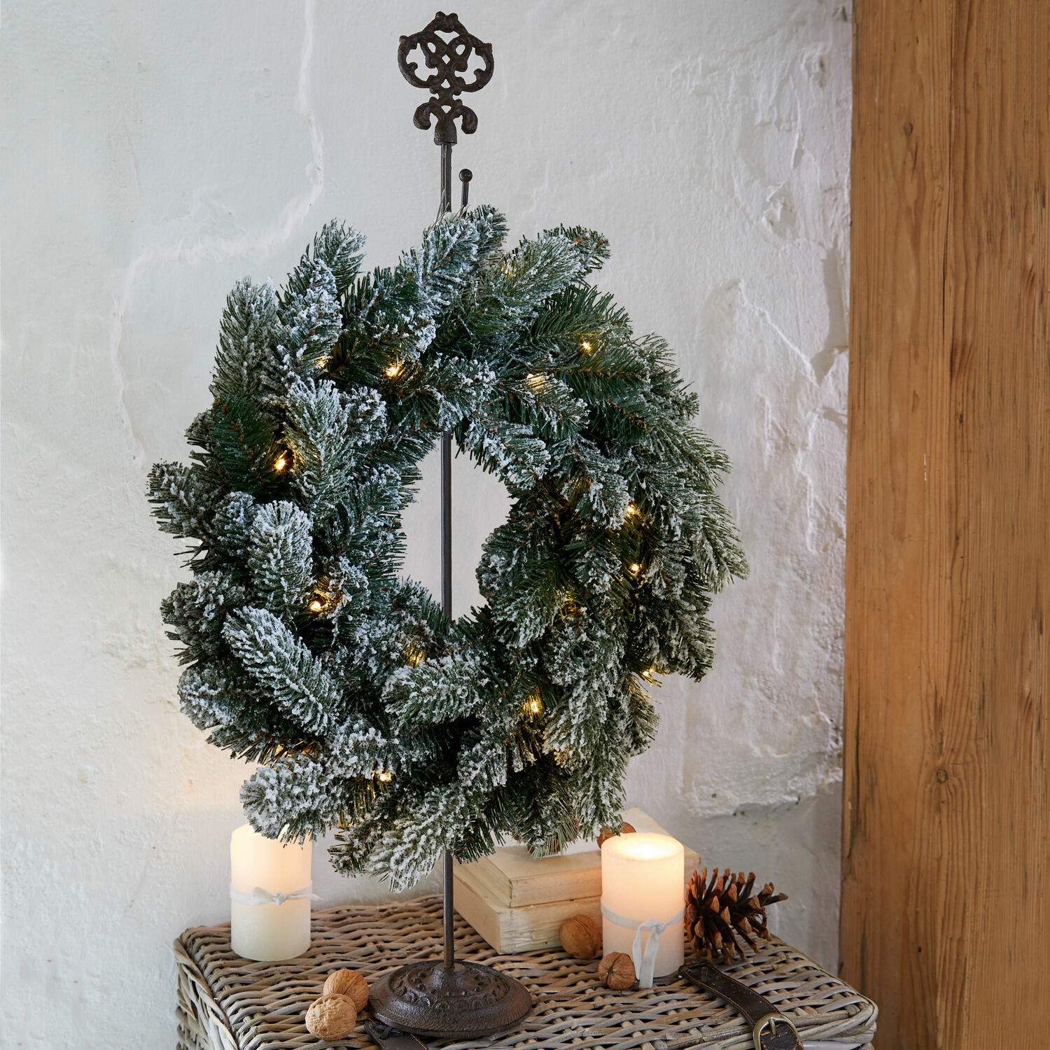 Kranshouder Koumura Decoratieve kerstkrans met groene kunsttakken en LED-lichtjes op metalen standaard
