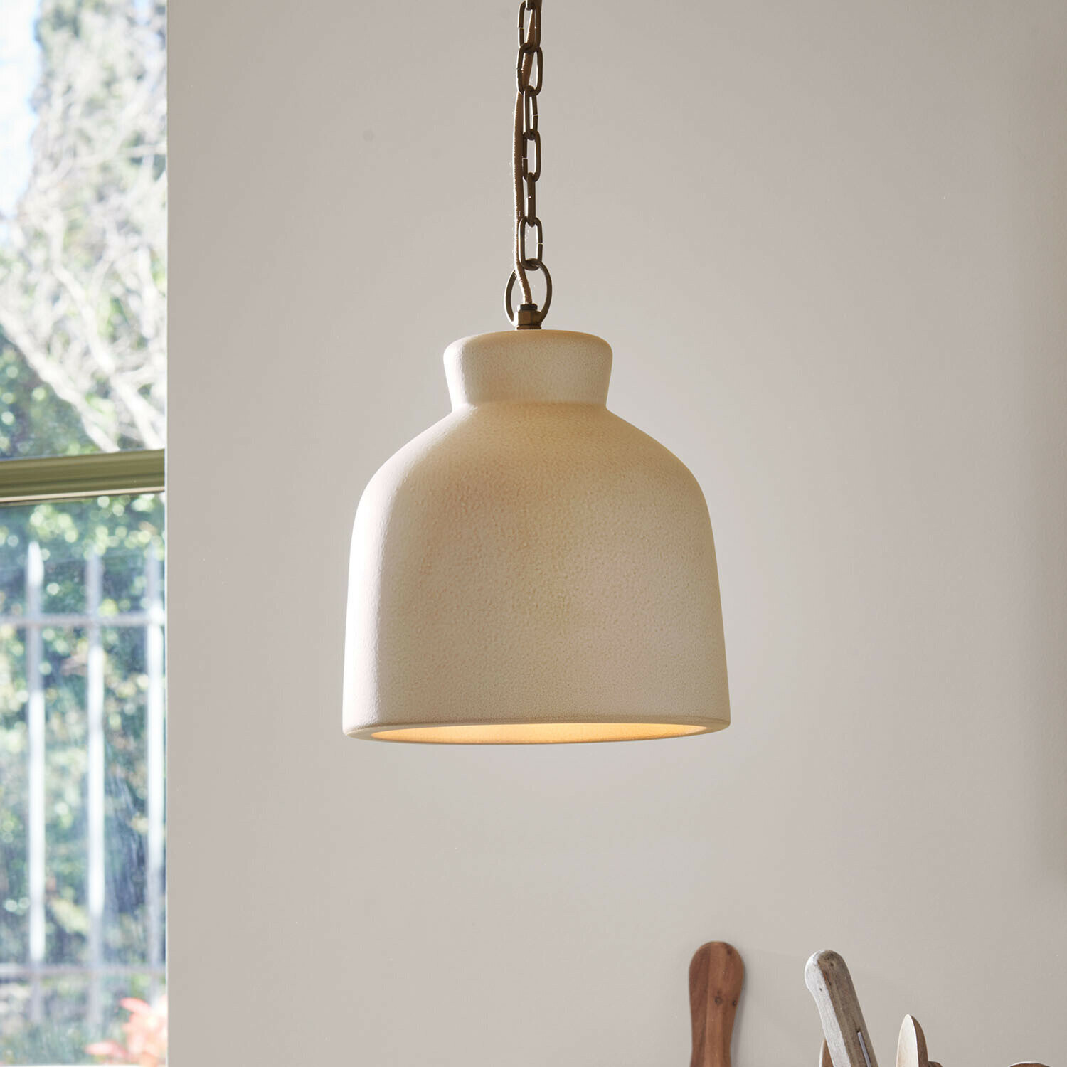 Hanglamp Hélomiane Hanglamp van crème keramiek met ketting, moderne binnenverlichting
