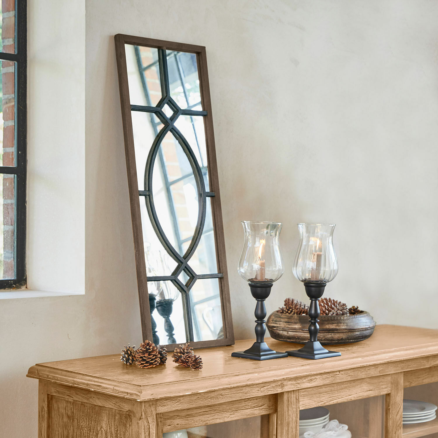Spiegel Millery Houten sidetable met omlijst spiegel en twee glazen metalen kandelaars als interieurdecoratie