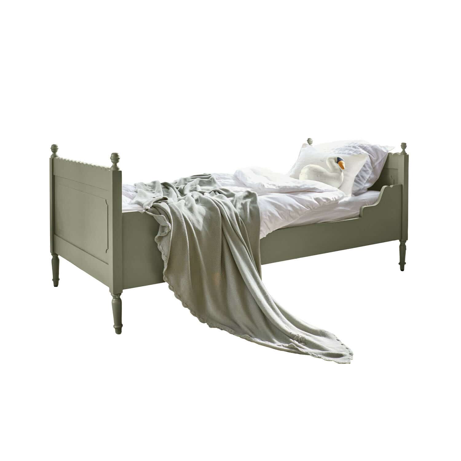 Eenpersoonsbed Kystlund Olijfgroen houten bed met wit beddengoed en grijze deken, vintage stijl voor slaapkamer