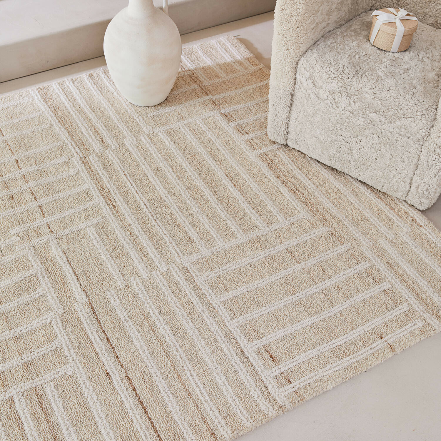 Beige vloerkleed met geometrisch patroon van zacht materiaal, perfect voor moderne interieurs