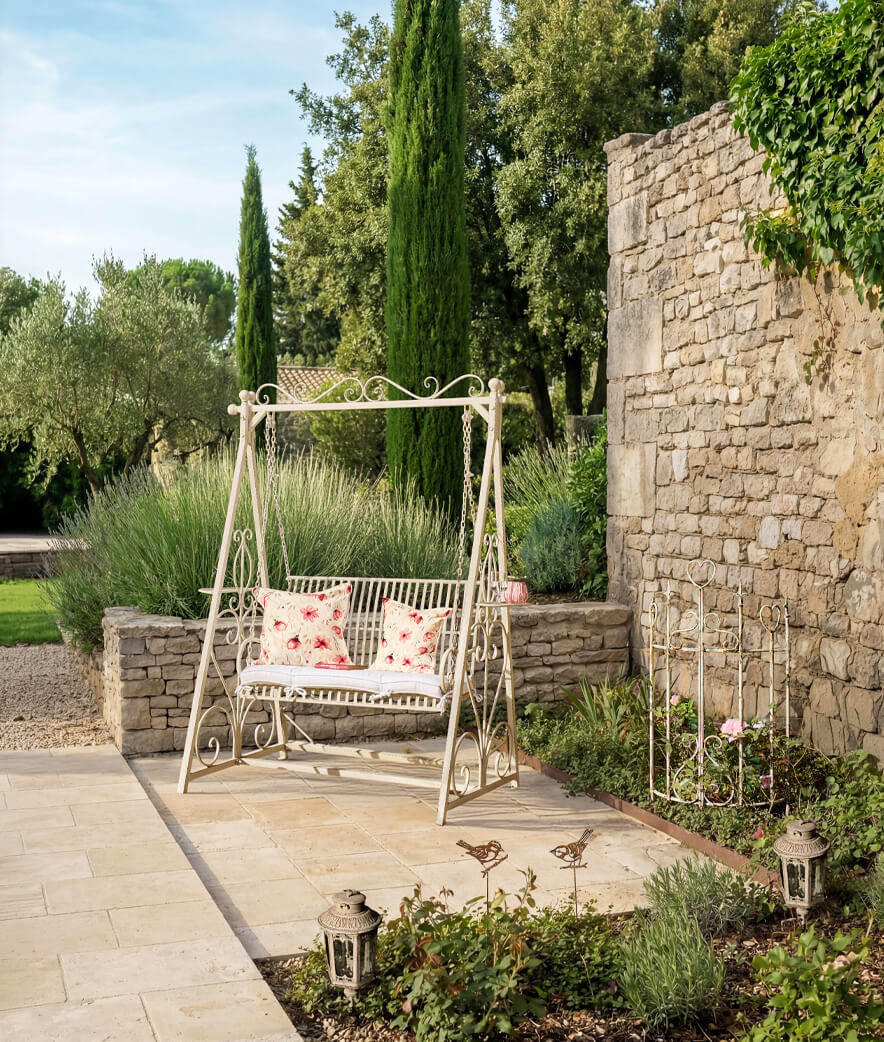 Romantisch schommelen in het rood en wit