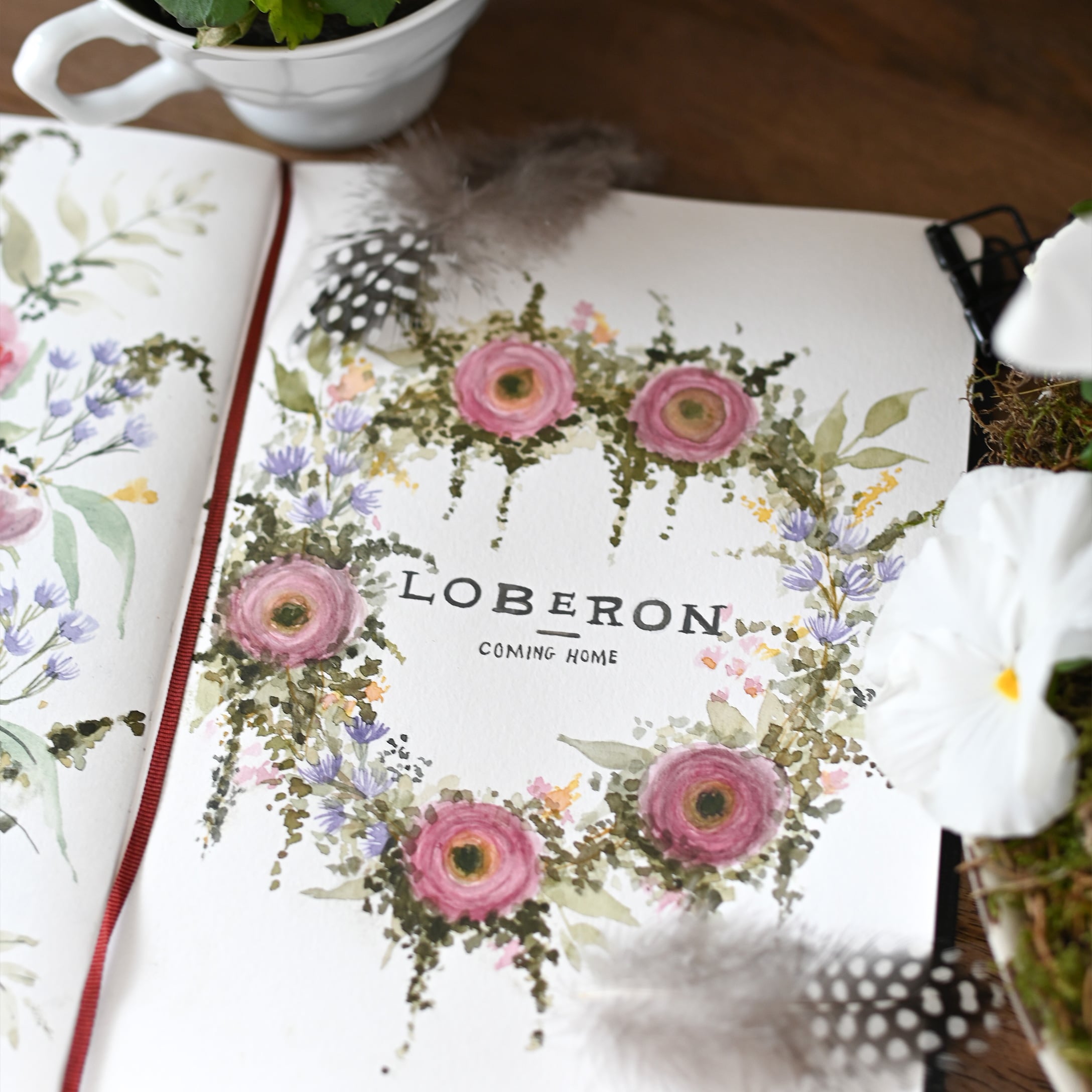 Aquarel bloemenkrans met roze en paarse bloemen, veren en witte bloemen op papier