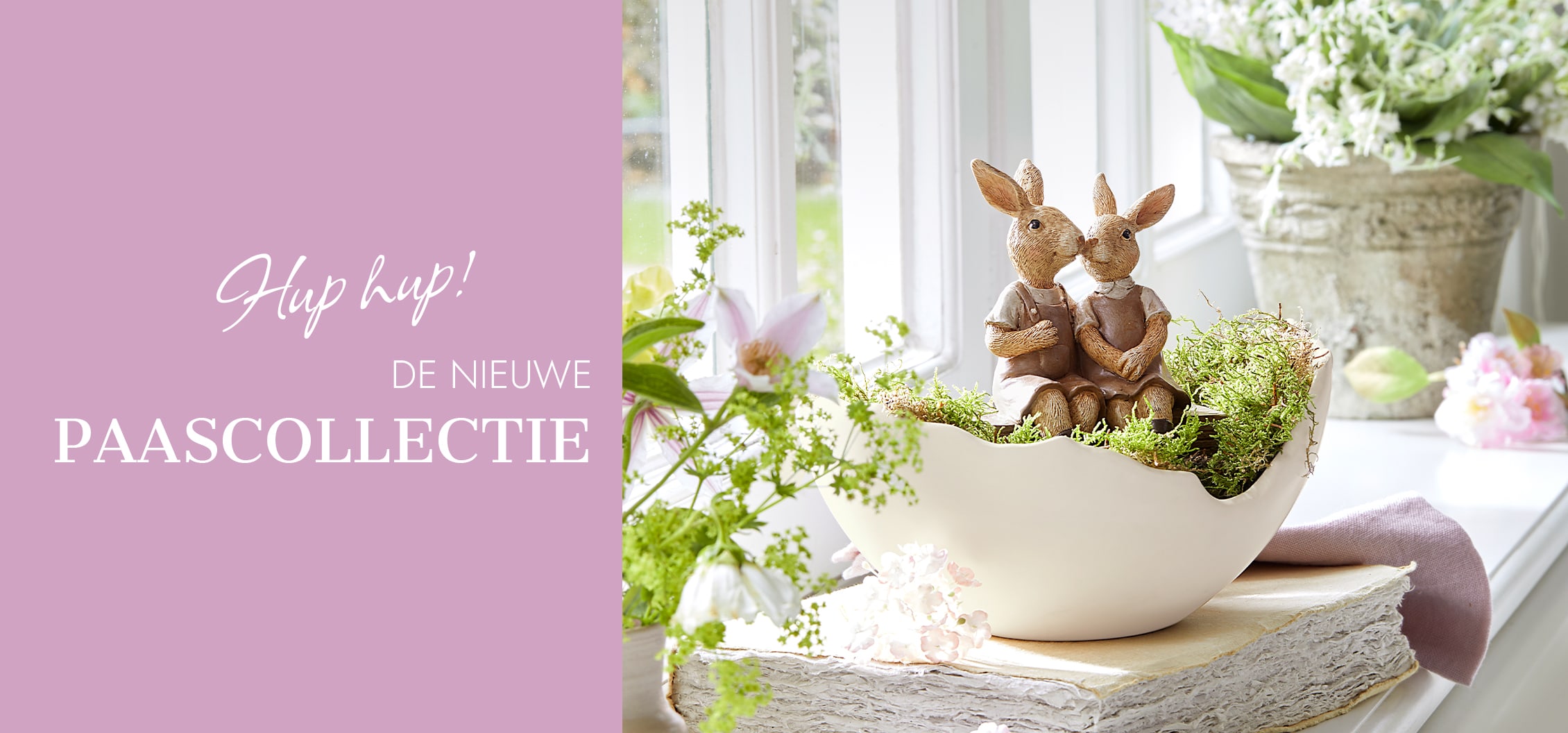 Paasdecoratie met witte keramische schaal en bruine konijnenfiguren op groen mos