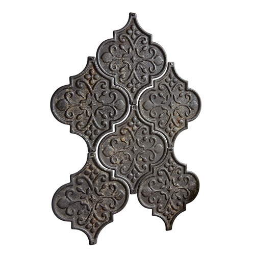 Decoratief metalen wandpaneel in donkergrijs met ornamentaal patroon, vintage stijl