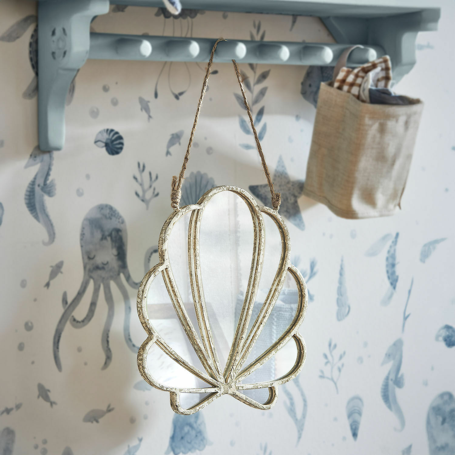 Spiegel met koord Vellaro Decoratieve schelpvormige spiegel met gouden metalen lijst om op te hangen