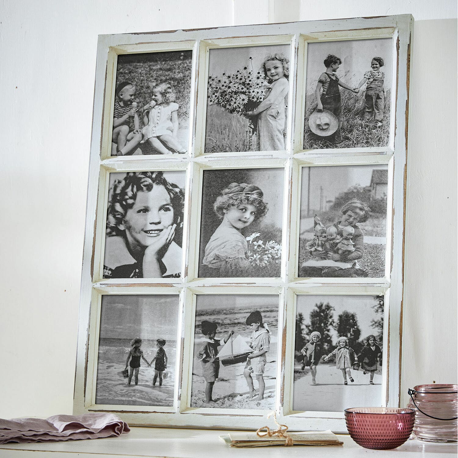 Fotolijst Vira Witte houten lijst met negen zwart-wit vintage foto's van kinderen op een tafel