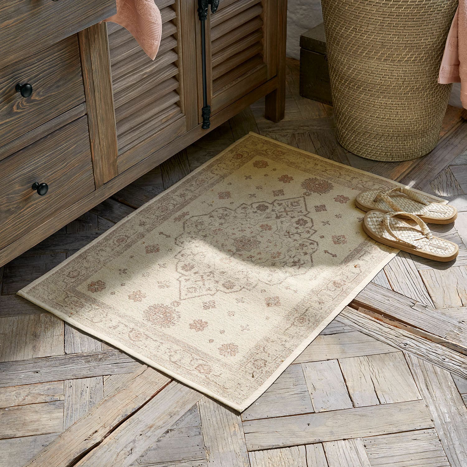 Badmat Selorin Beige vloerkleed met fijn patroon op houten vloer, interieurdecoratie en comfort