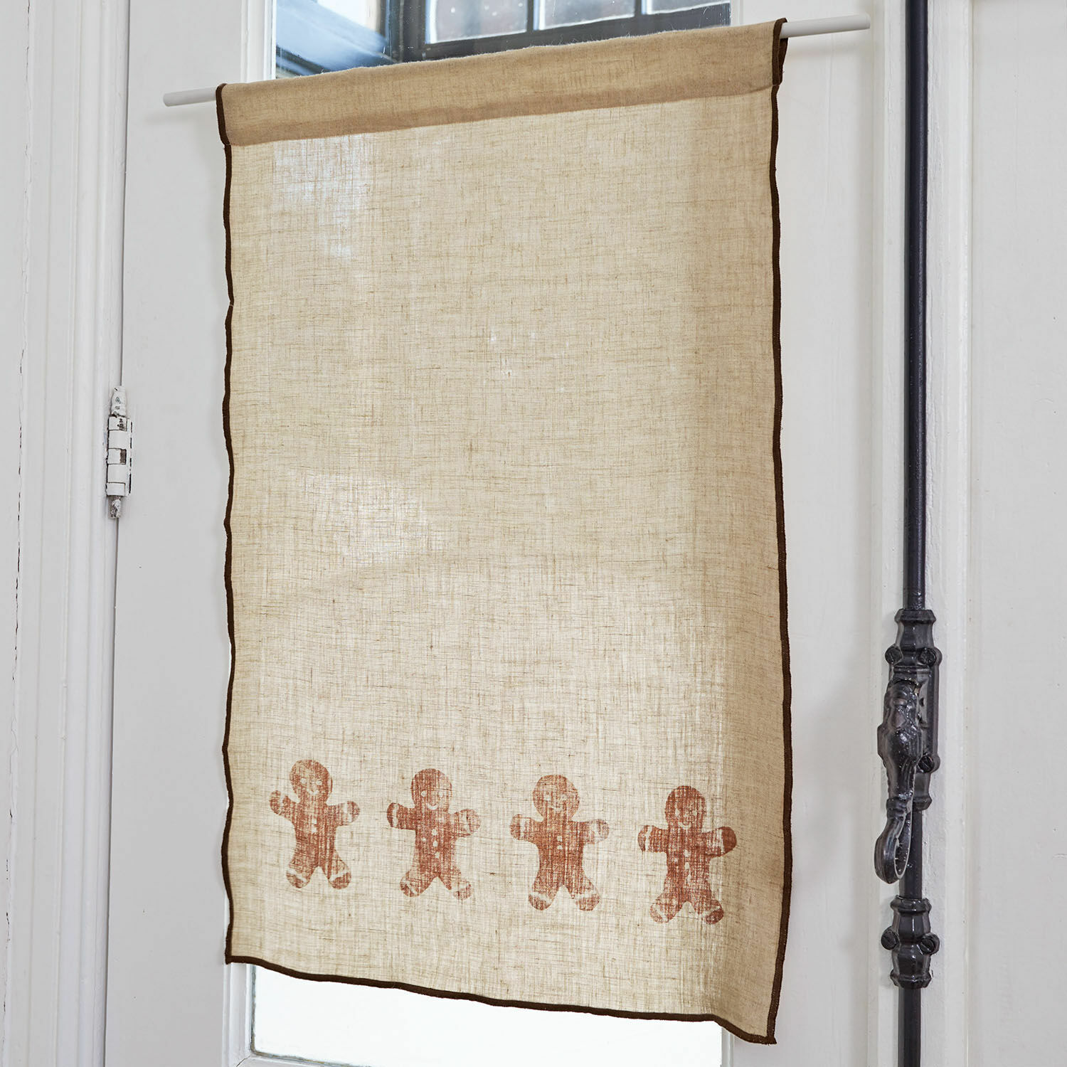 Vitrage Gingerbread Beige linnen gordijn met bruine randen en peperkoekmannetjesprint, raamdecoratie