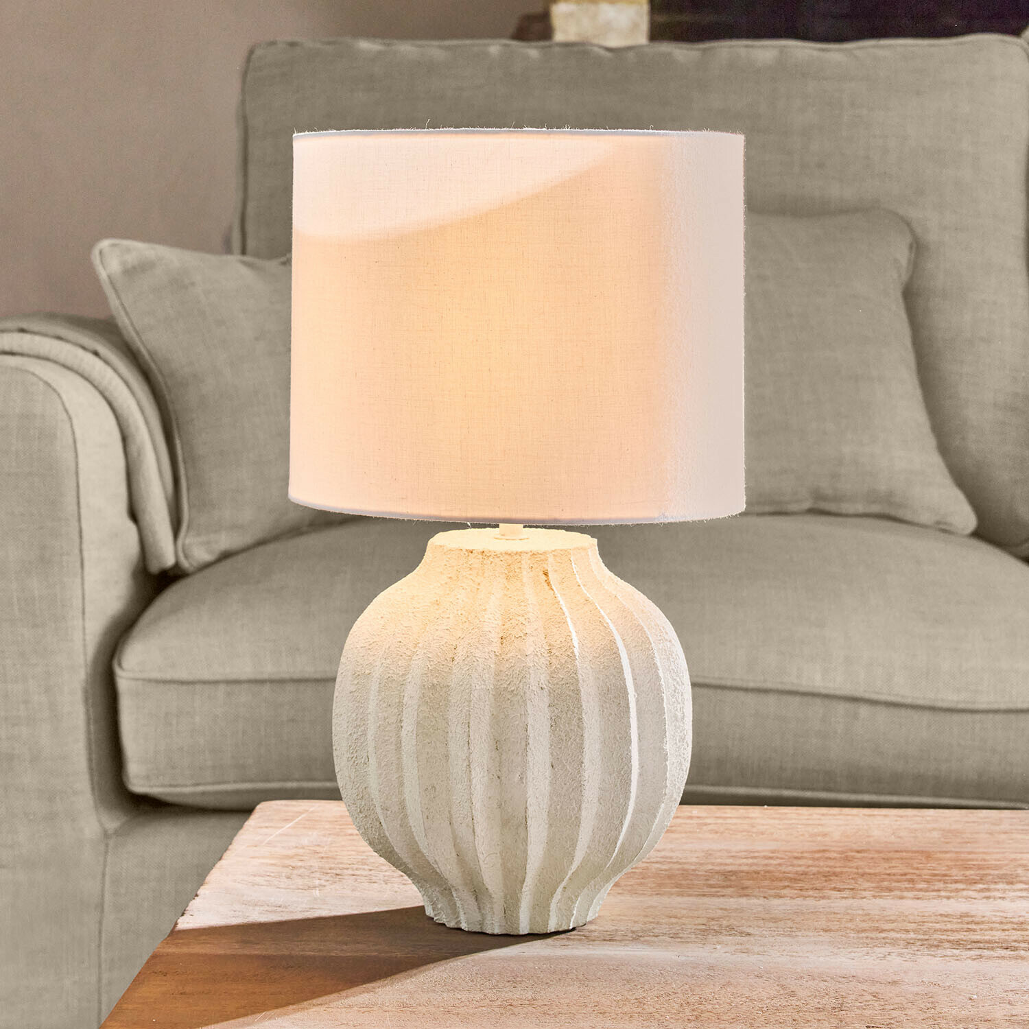 Tafellamp van witte keramiek met ecru stoffen kap, decoratieve lamp voor woonkamer