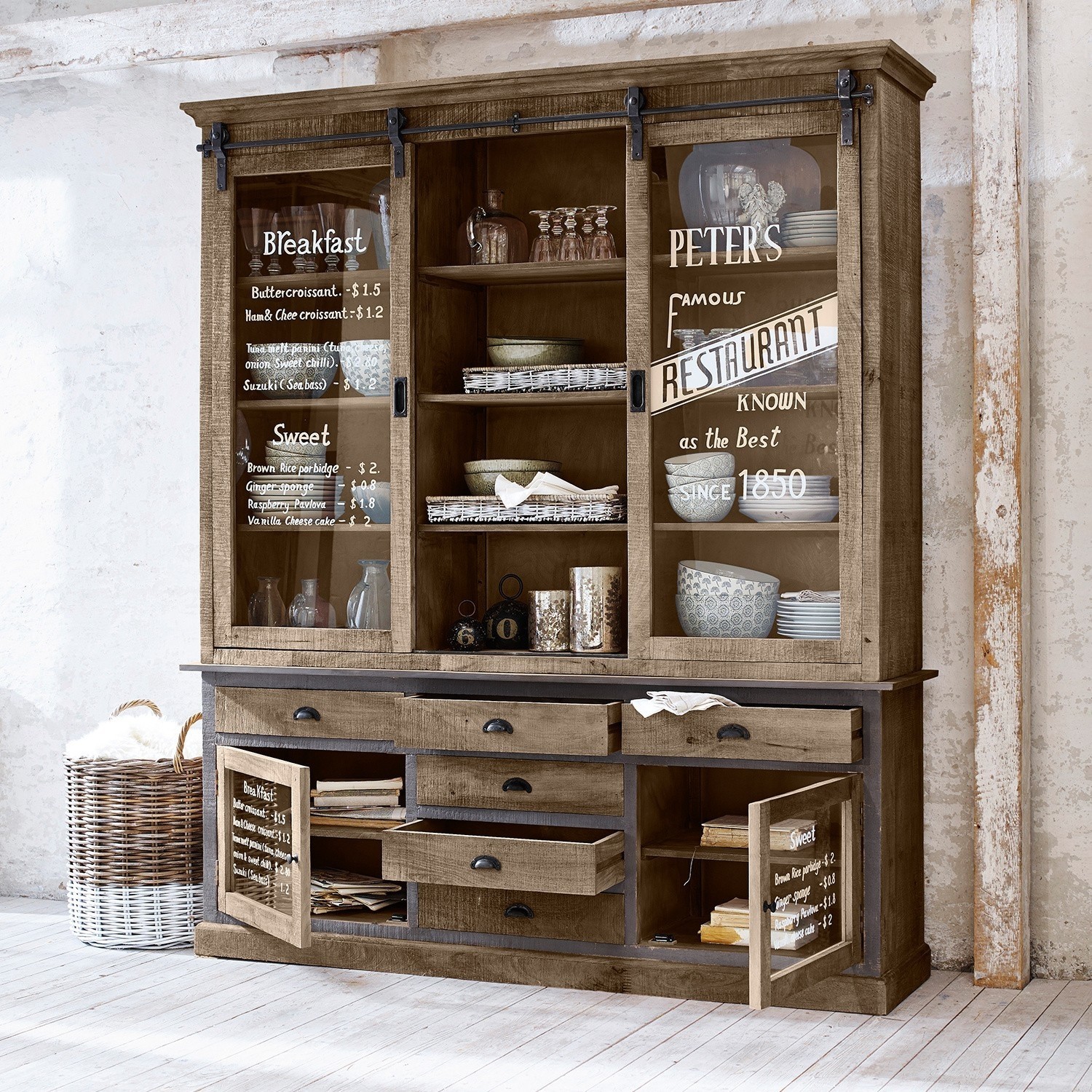 Kast Peter´s Grote houten vitrinekast met glazen deuren en lades in vintage stijl voor het opbergen van servies