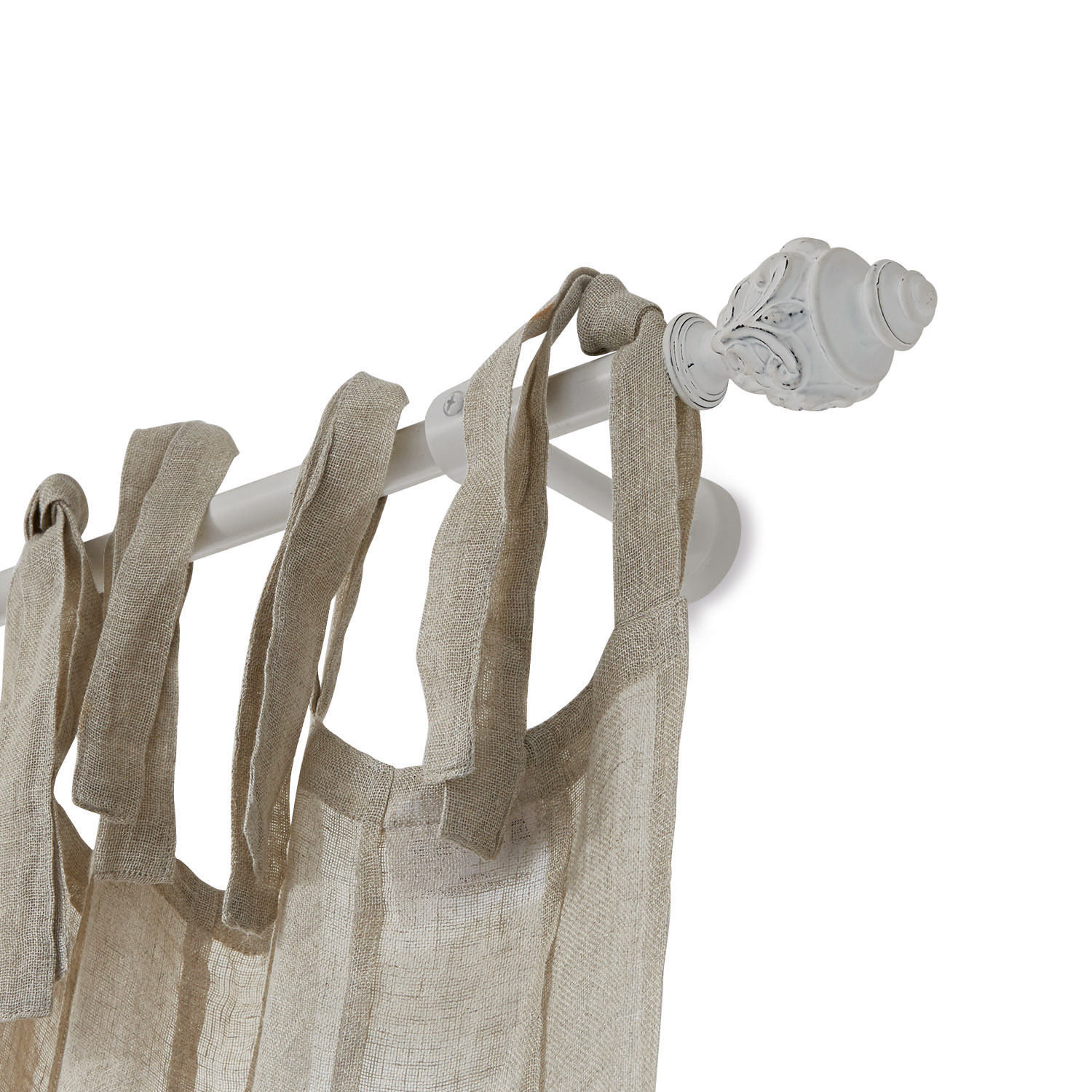 Witte metalen gordijnroede met decoratief uiteinde en beige linnen gordijn met lussen