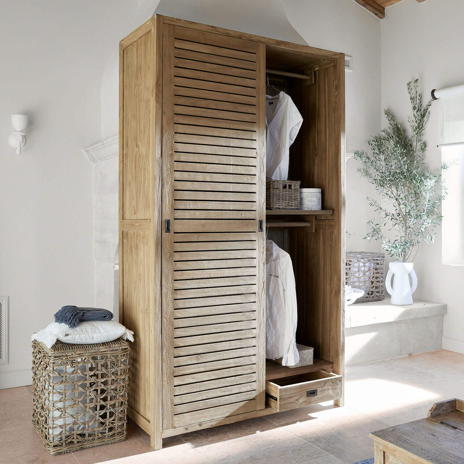 Kledingkast Fairmontine Lichte houten kast met schuifdeuren en lade in een lichte, moderne kamer