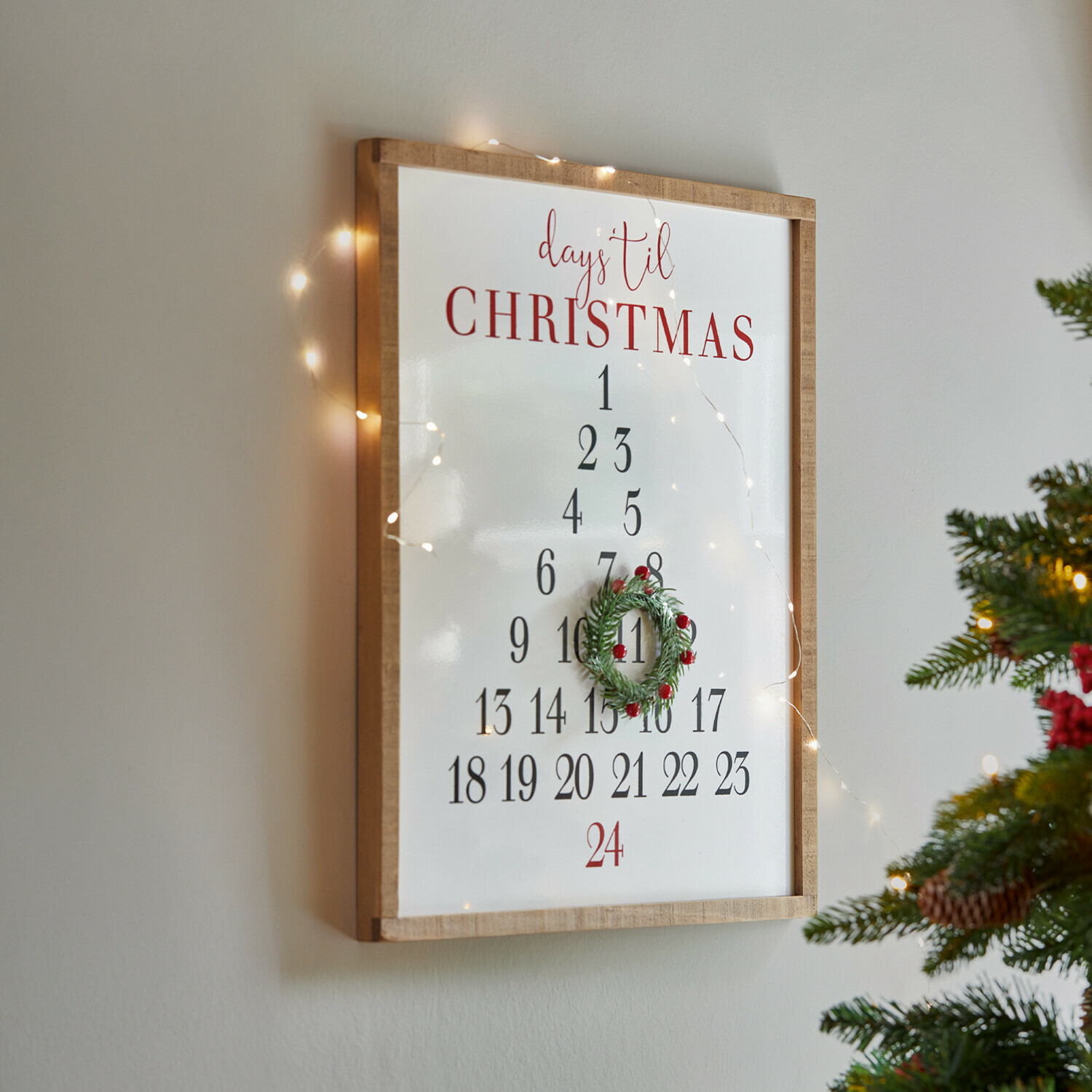 Decoboard Lagunes Houten bord om de dagen tot Kerst te tellen met groene krans en rode bessen