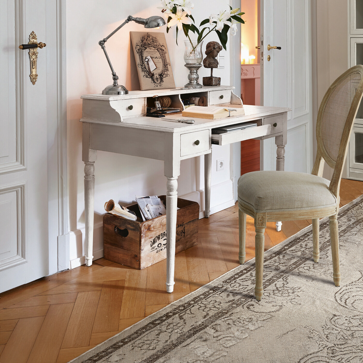Secretaire Isabelle Witte houten bureau met lades en decoratieve vintage stoel op lichte houten vloer
