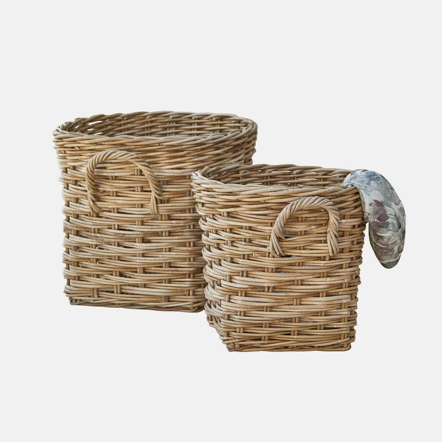 Set van twee natuurlijke rieten manden met handvatten voor opbergen en decoratie in huis